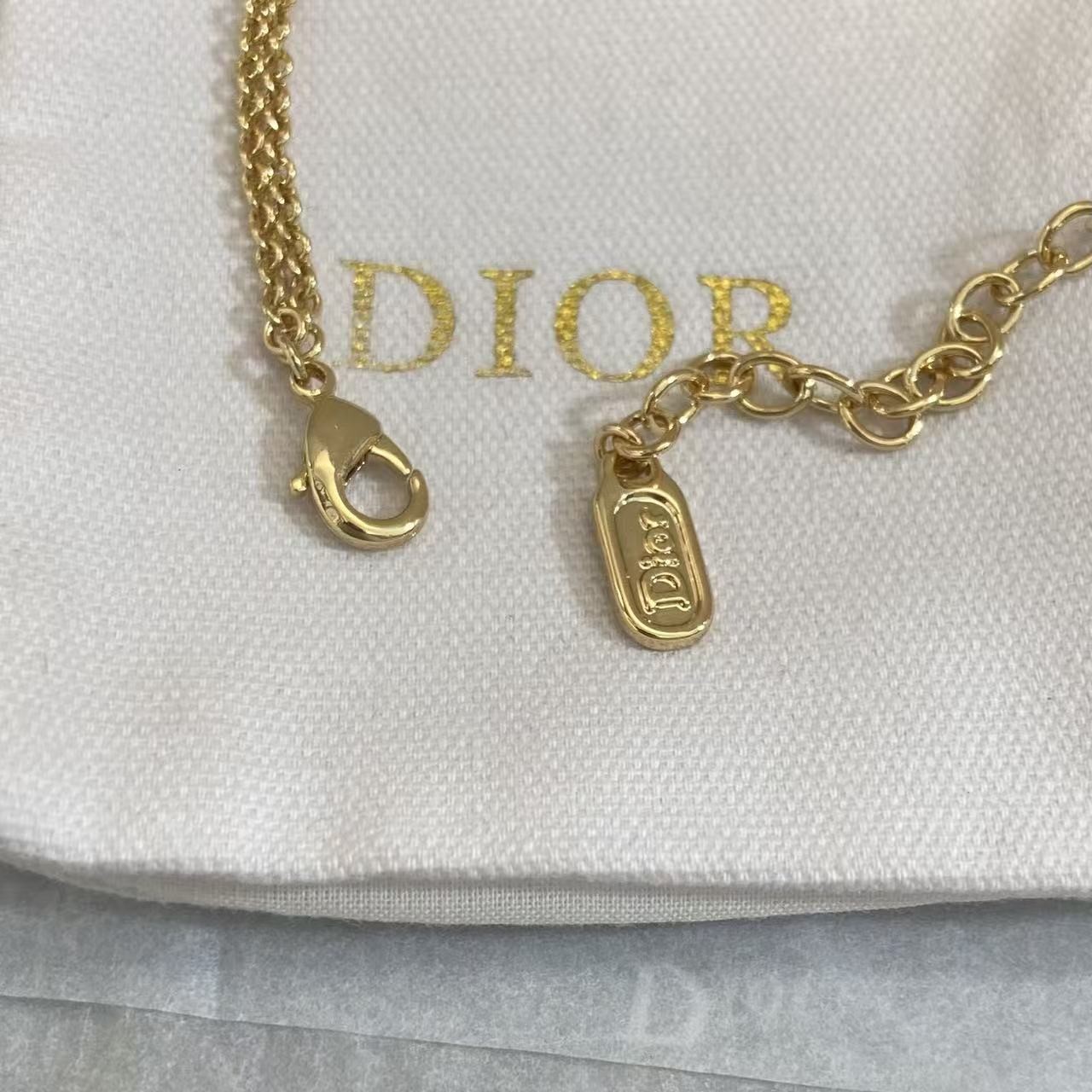 <p>DIOR 复古徽章蝴蝶结手链</p>