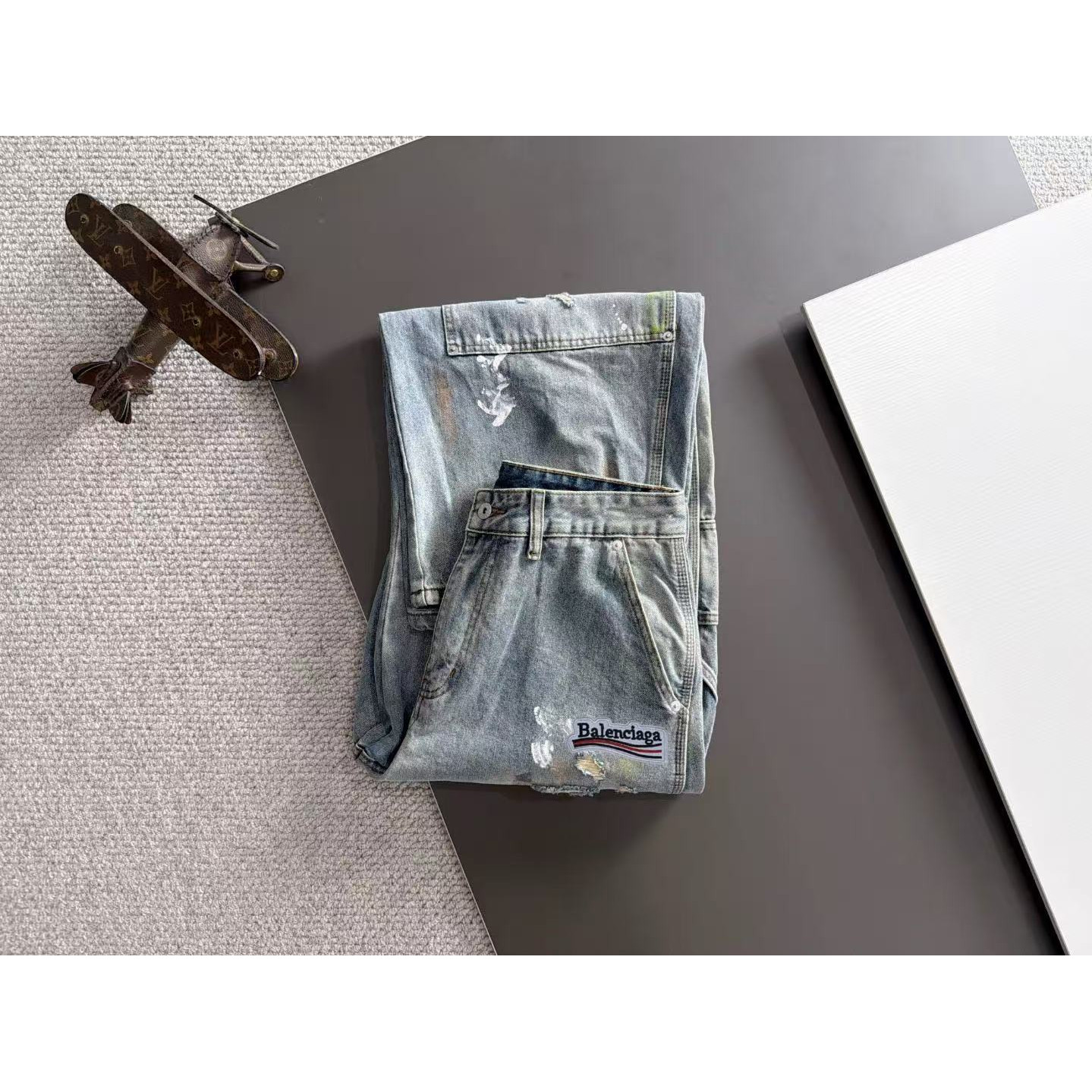 <p>Balenciaga 男士款重工直筒弯刀牛仔裤(藍)</p>