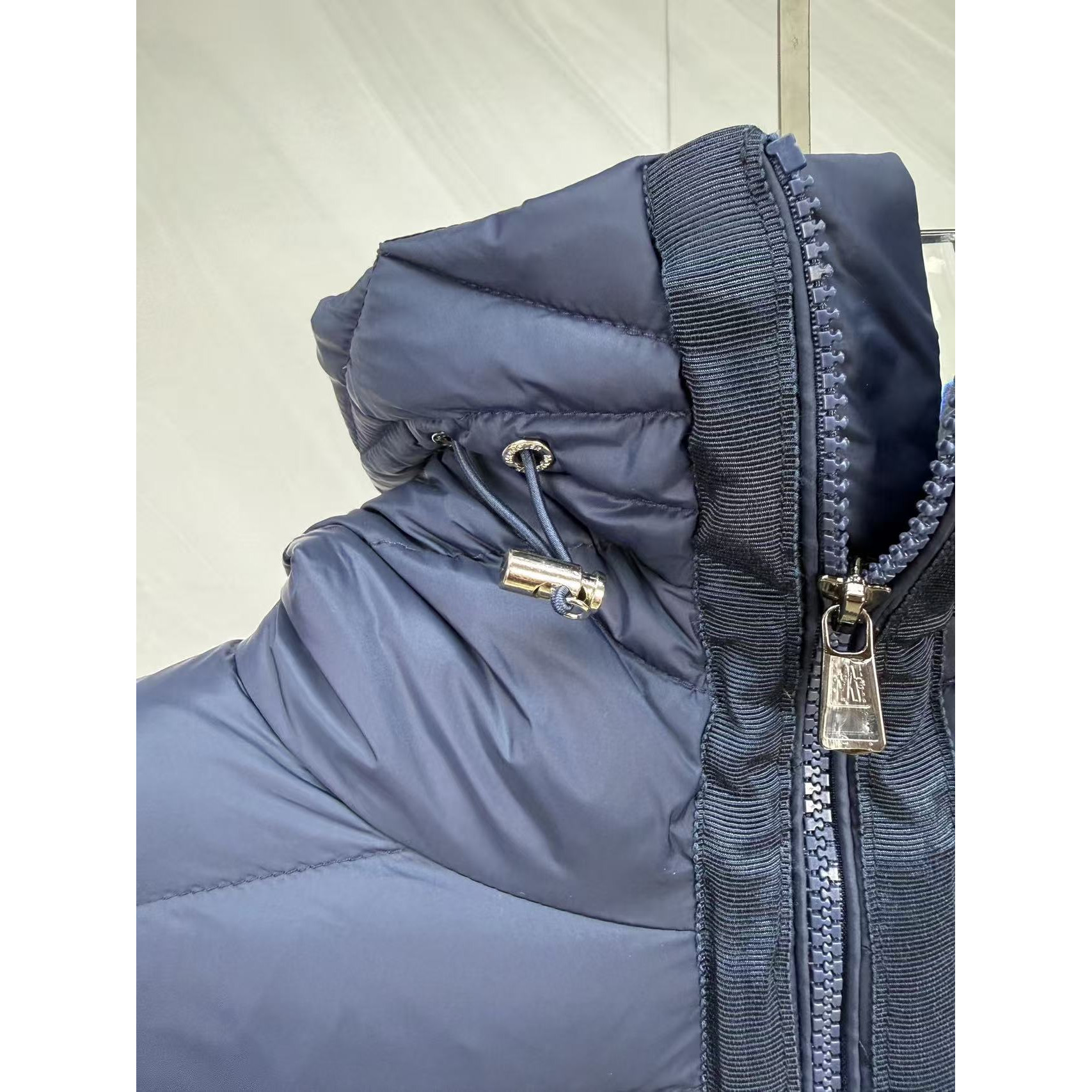 <p>Moncler 羊毛连帽针织男士羽绒服(藍)</p>