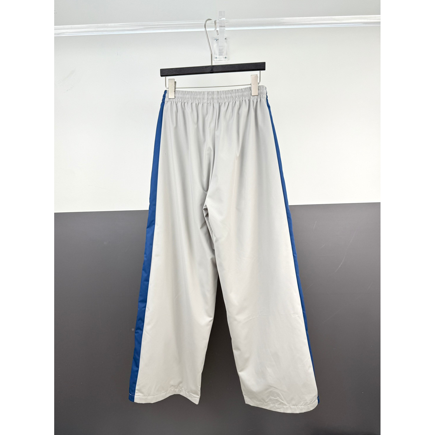 <p>Balenciaga 环圈字母刺绣撞色运动长裤(白)</p>