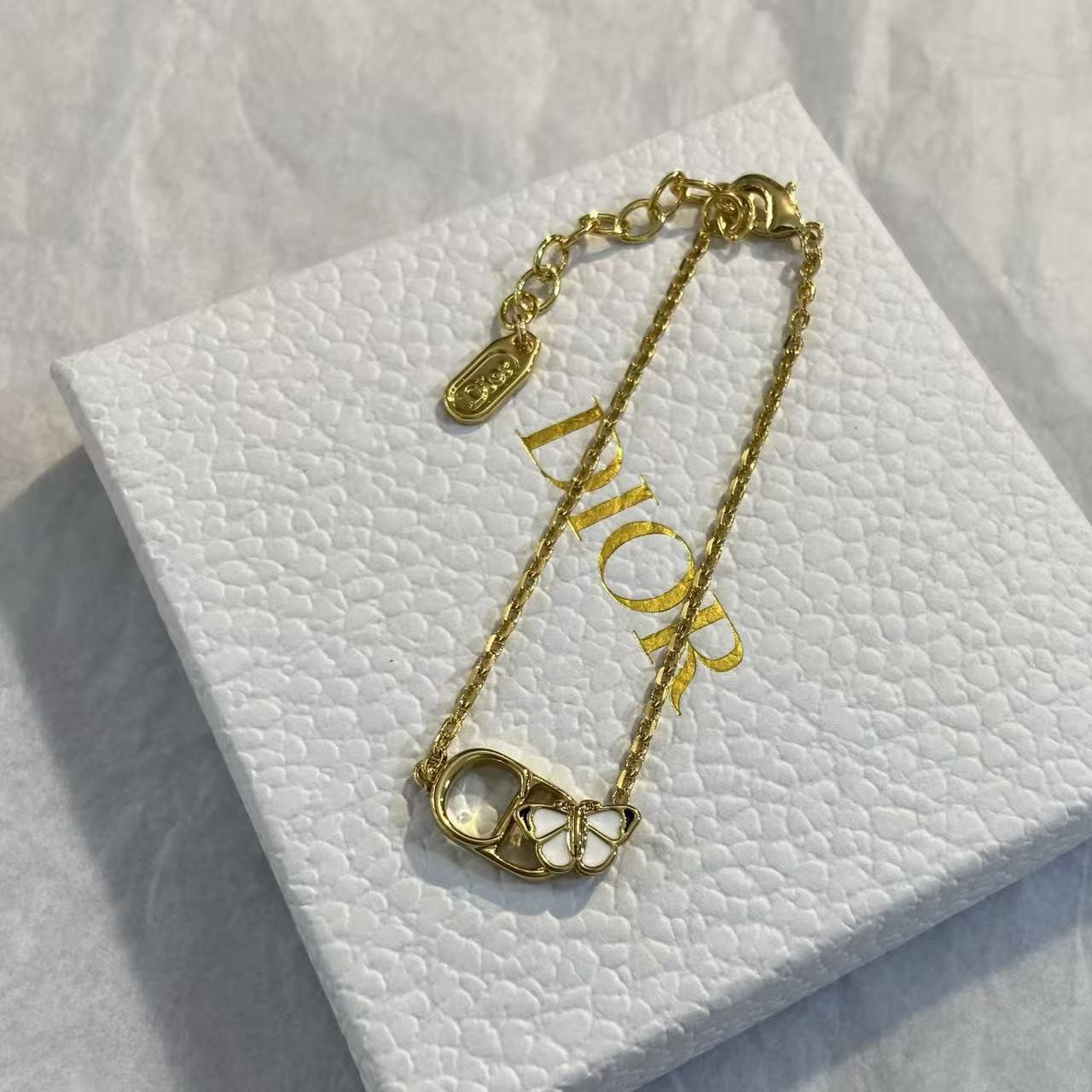 <p>DIOR 珐琅蝴蝶CD手链</p>