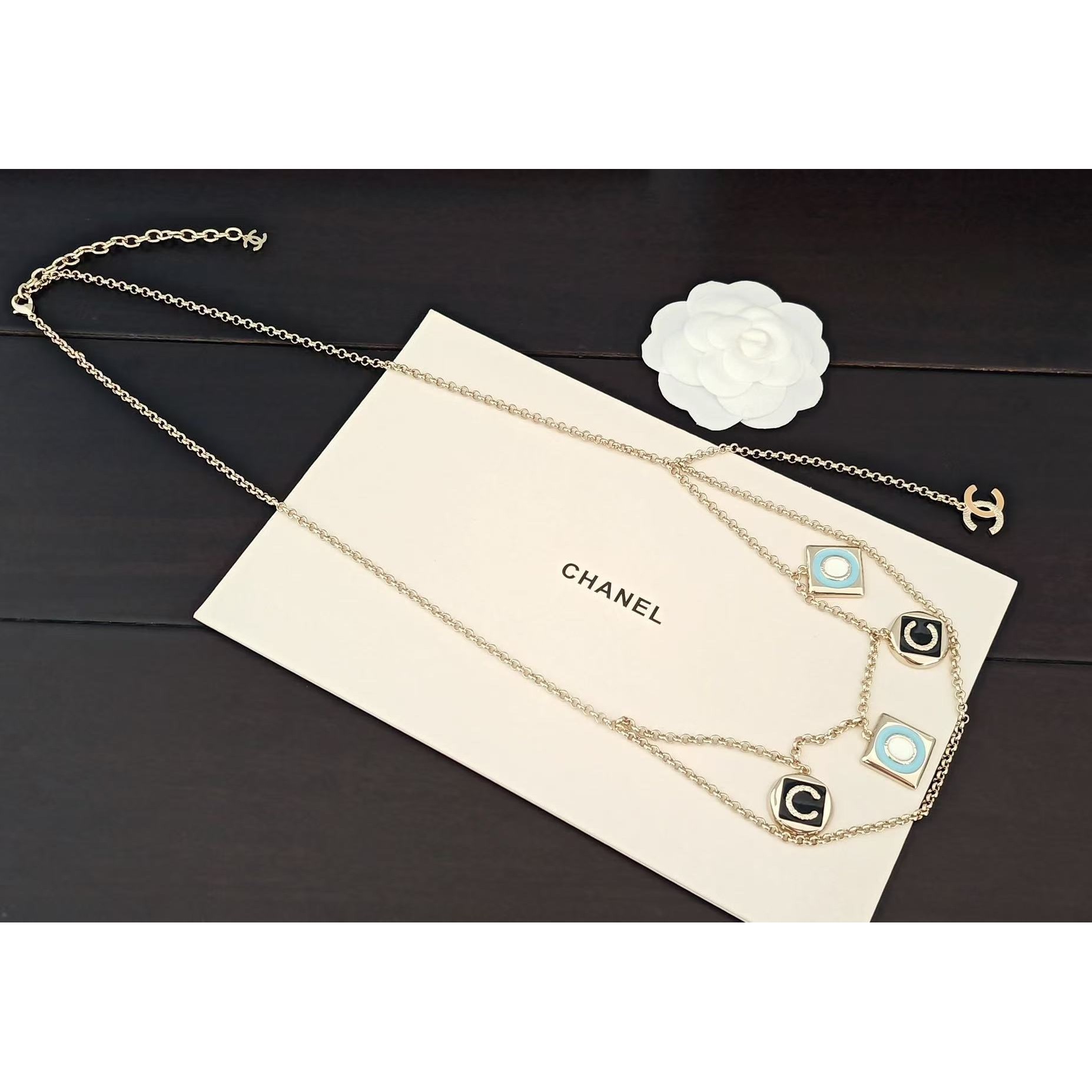 <p>CHANEL&nbsp;蓝色黑色coco字母腰链</p>