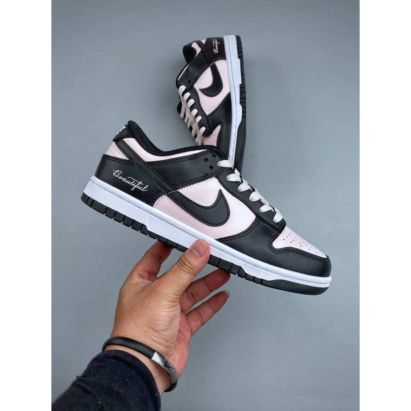 <p>Nike &nbsp;Dunk Low 黑+粉 低帮休闲板鞋&nbsp;</p>