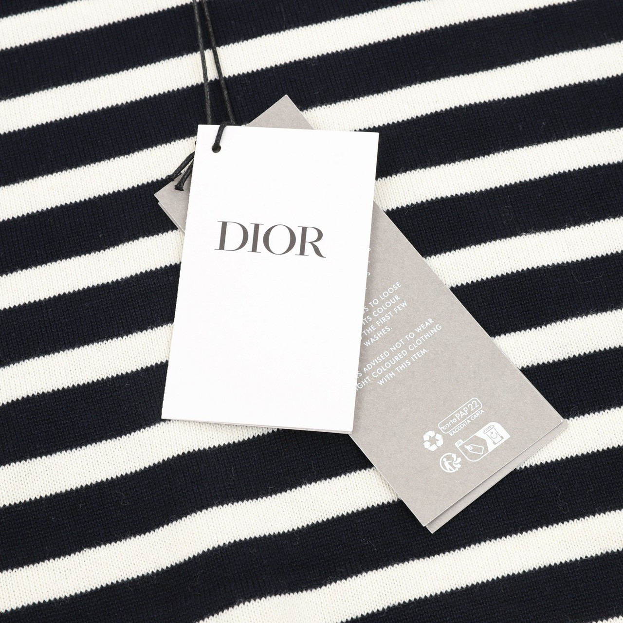 <p>DIOR 刺绣标识针织条纹毛衣<br />
&nbsp;</p>