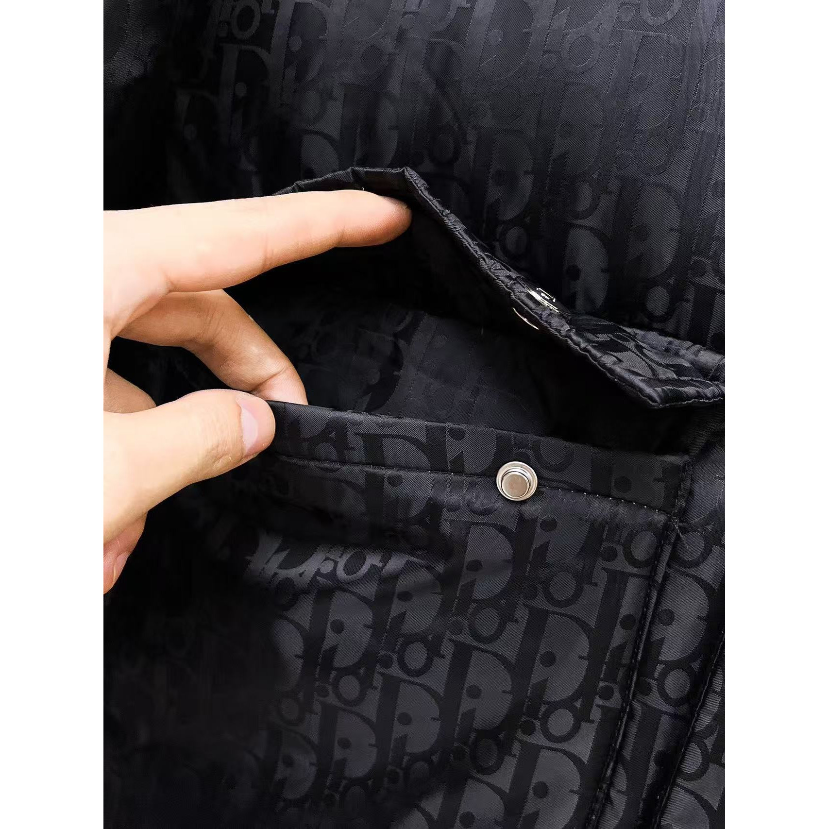 <p>DIOR&nbsp;秋冬新款羽绒服(黑)</p>