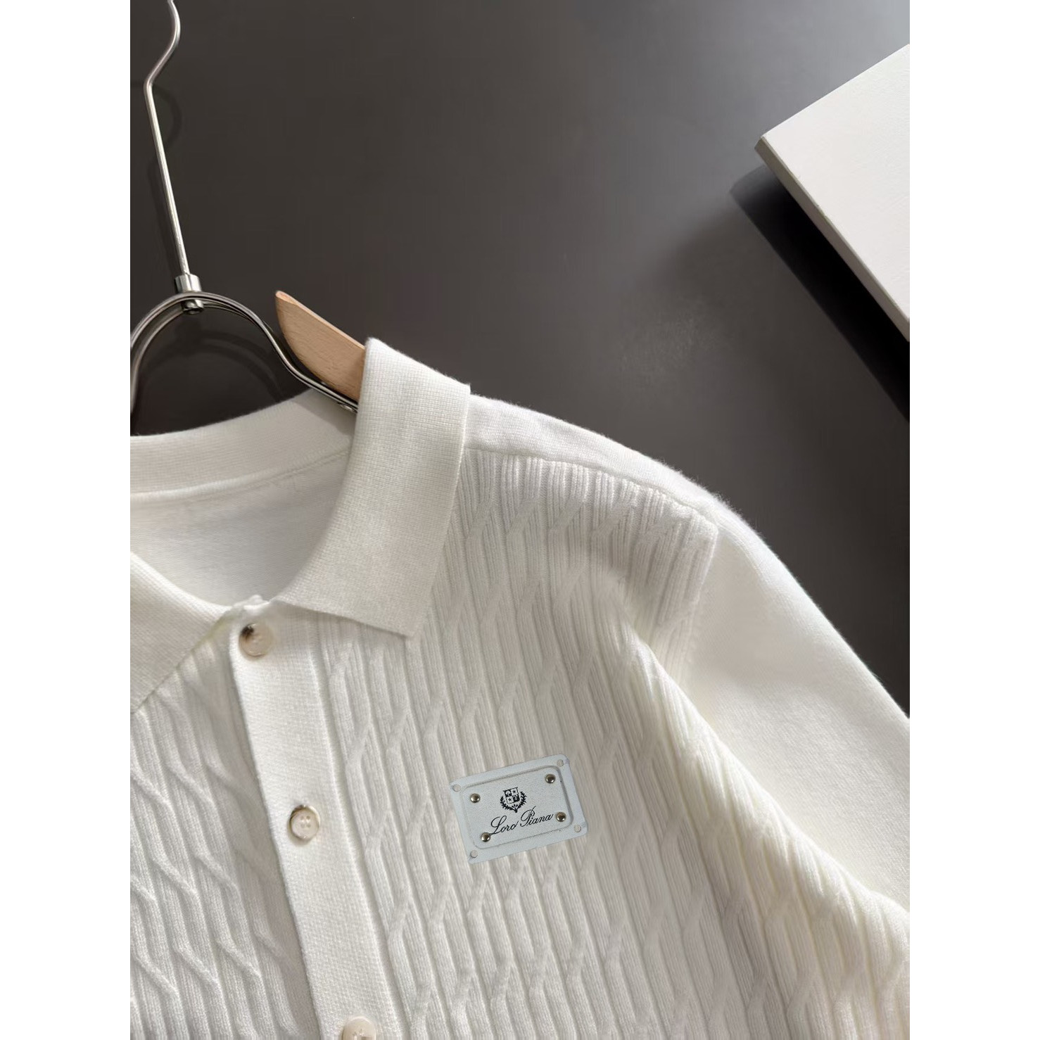 <p>Loro Piana 男士翻领针织外套(白)</p>