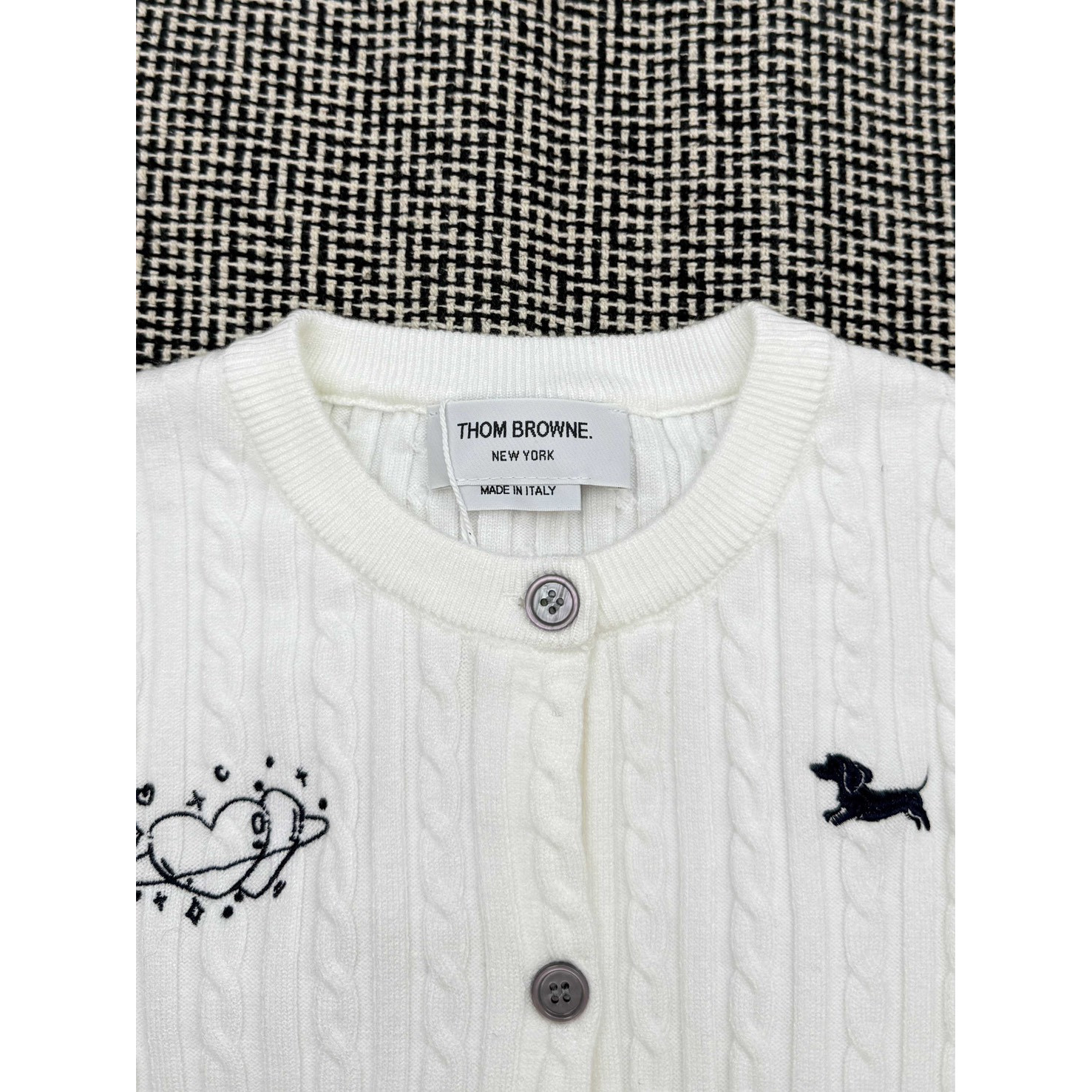 <p>Thom Browne 女款刺绣四杠针织开衫(白)</p>