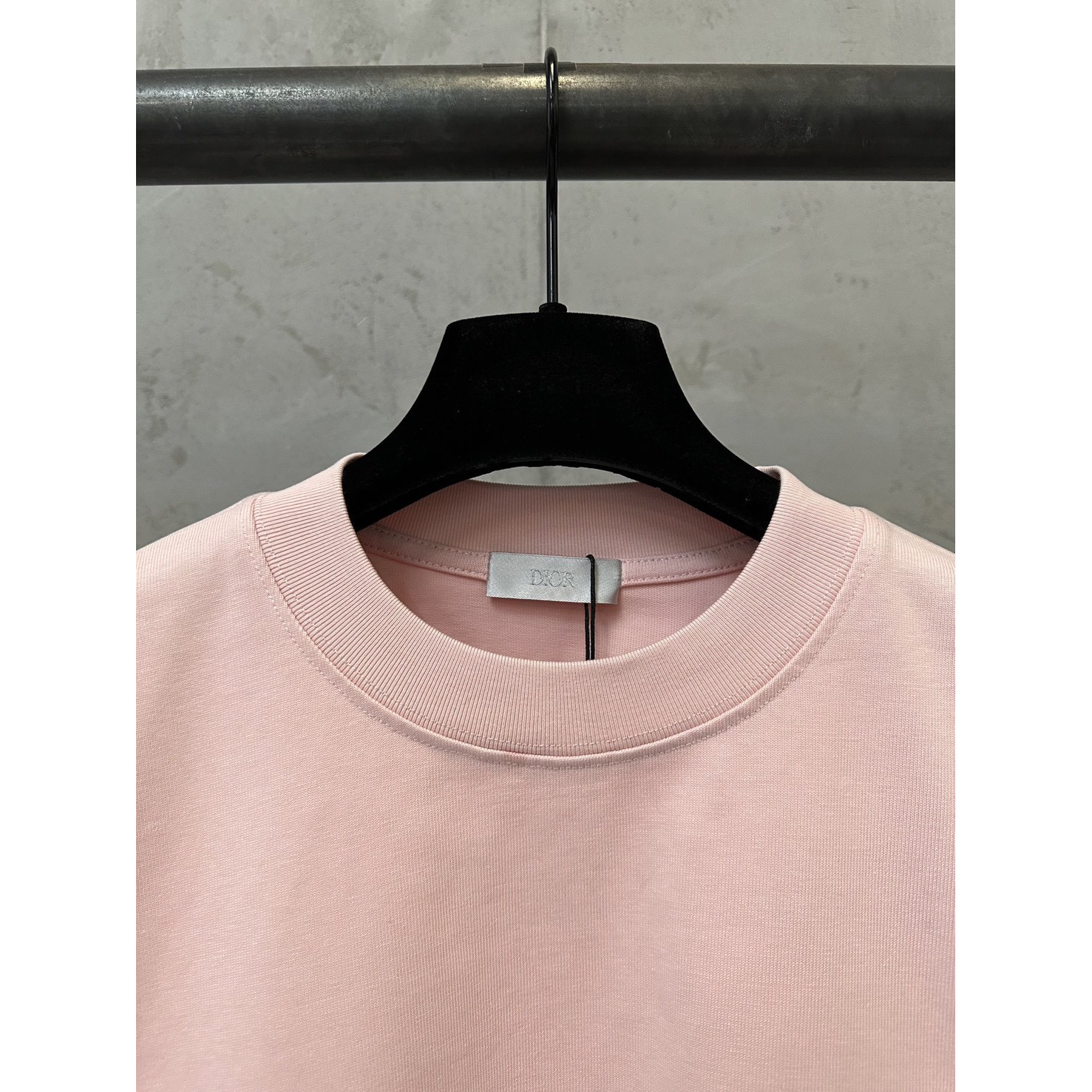 <p>Dior logo刺绣短袖T恤(粉)</p>