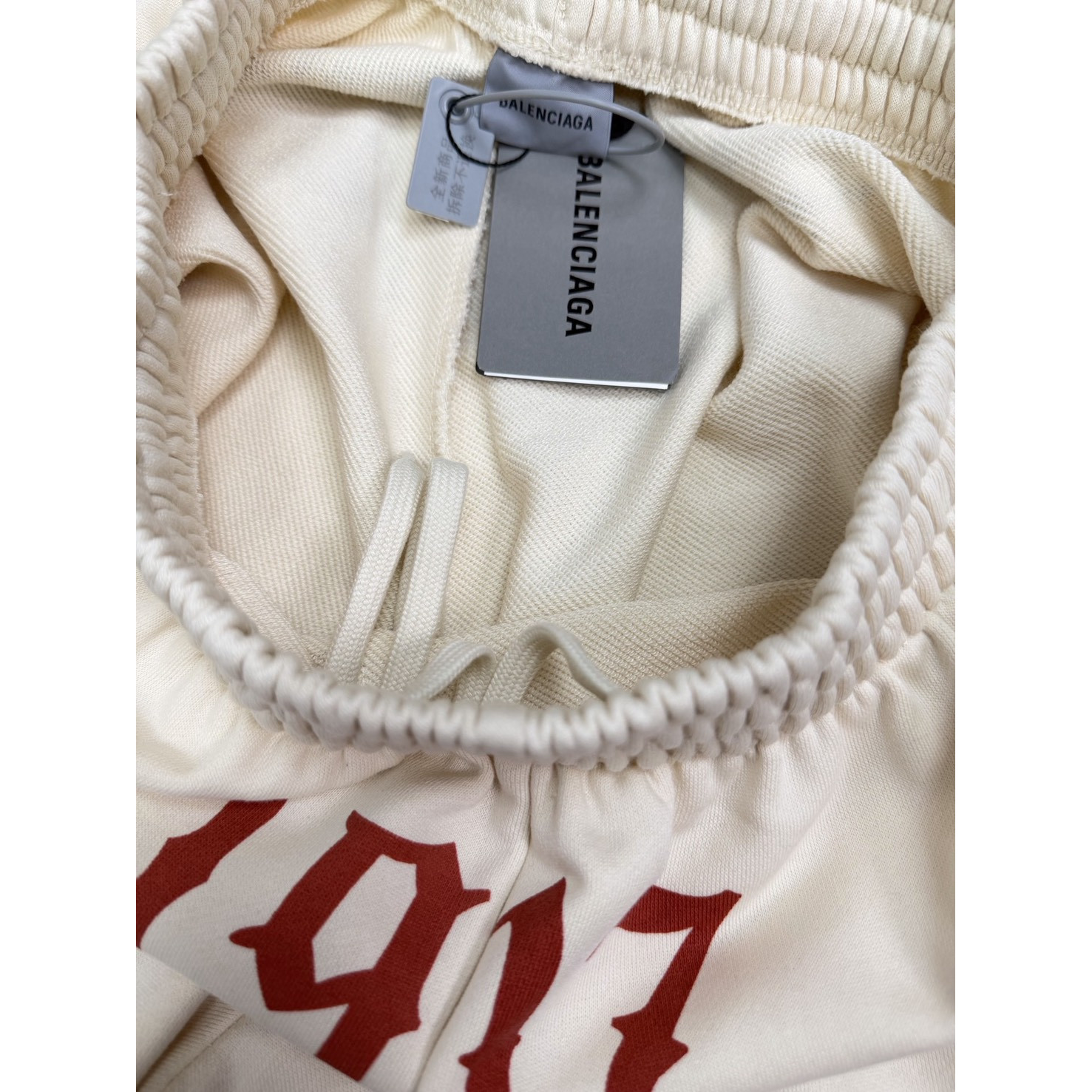 <p>Balenciaga 艺术纹身印花情侣款宽松直筒裤</p>