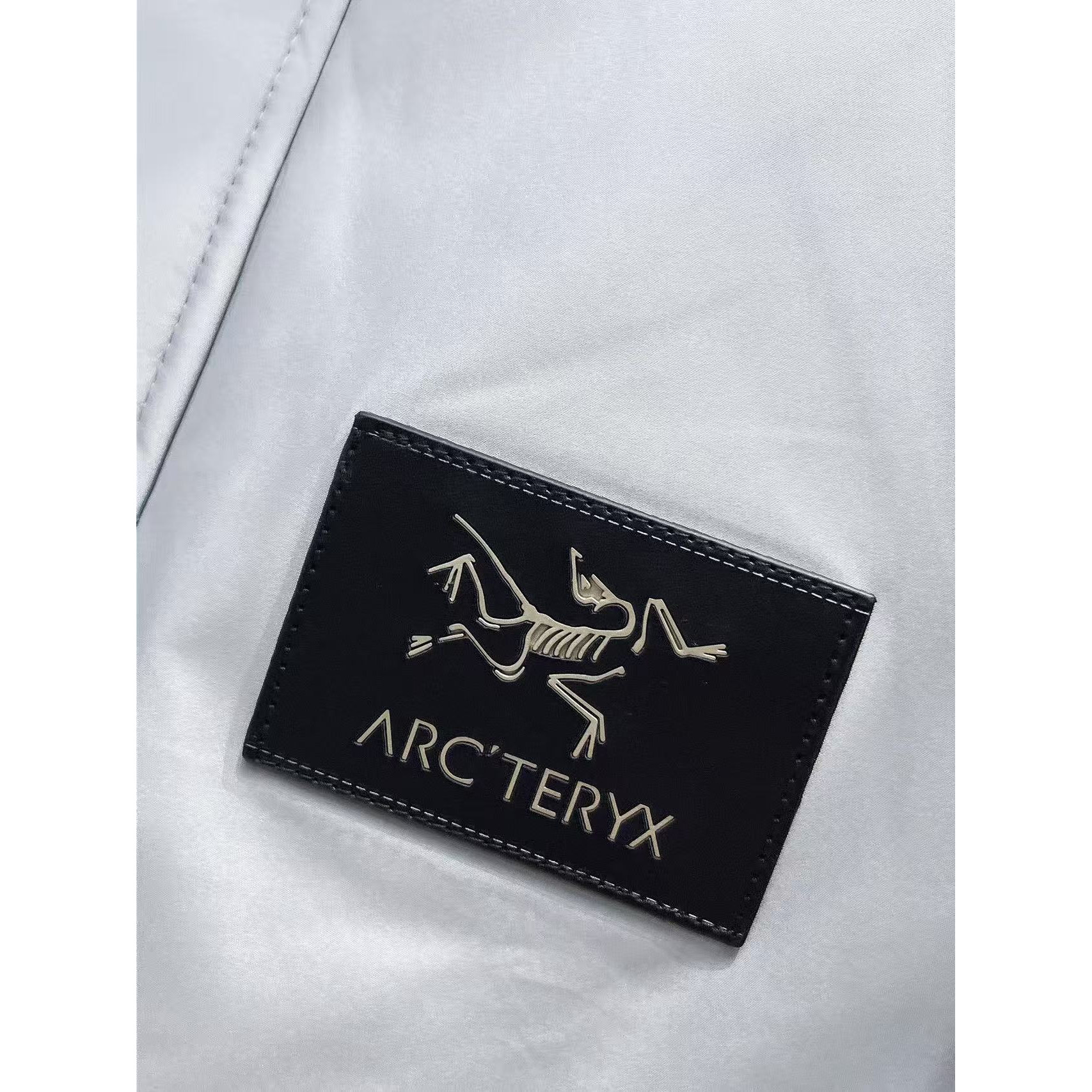 <p>Arc'teryx 秋冬新款羽绒服(灰白)</p>