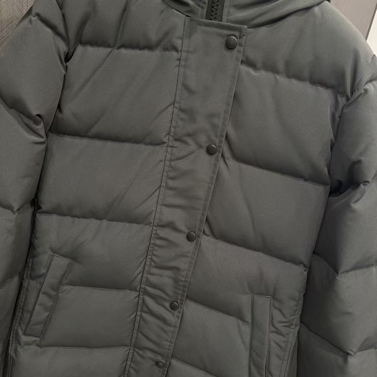 <p>Canada Goose Shelburn*派克大衣羽绒服(灰色紅標)</p>