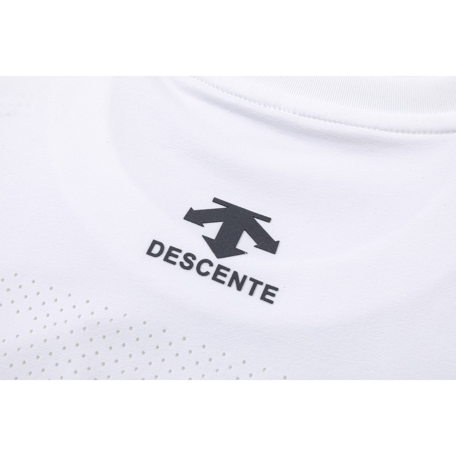<p>DESCENTE 速干机能短袖T恤(白)</p>