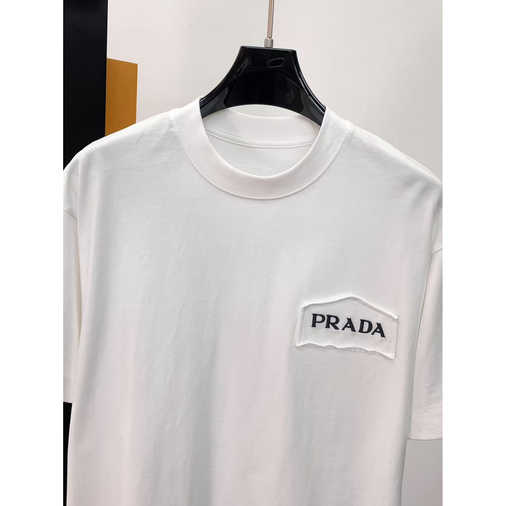 <p>PRADA&nbsp;专柜新款短袖T恤(白)</p>