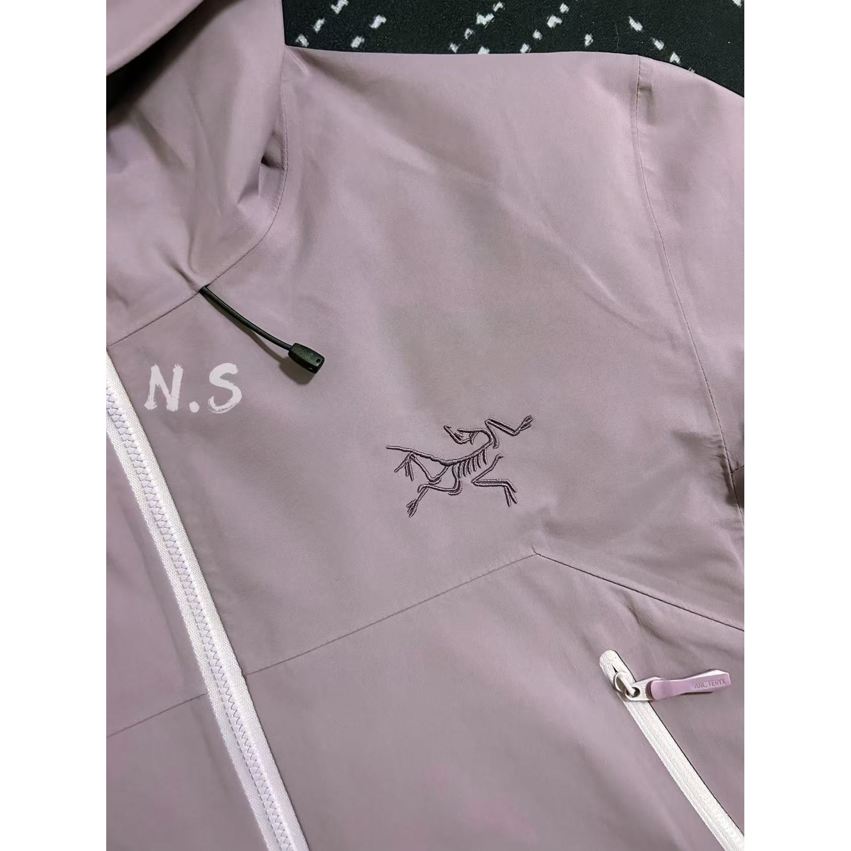 <p>Arc'teryx Beta系列 SL GORE-TEX 硬壳刺绣连帽防水防风透气冲锋衣 (星际紫)</p>