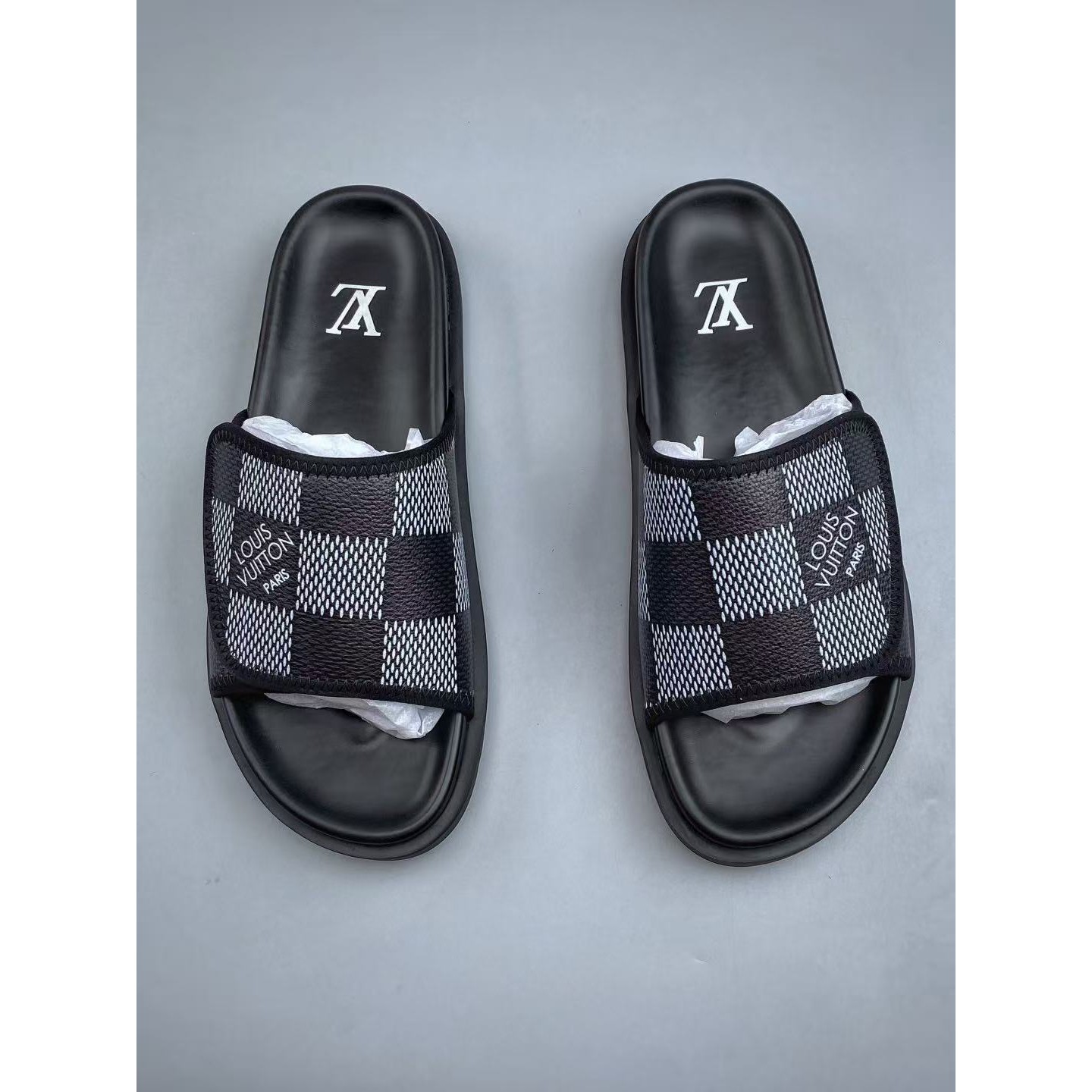 <p>Lv Miami Damier 男款魔术贴一字拖鞋 (黑灰)</p>