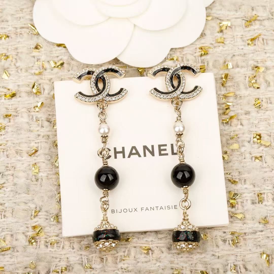 <p>CHANEL&nbsp;黑色珐琅耳钉</p>