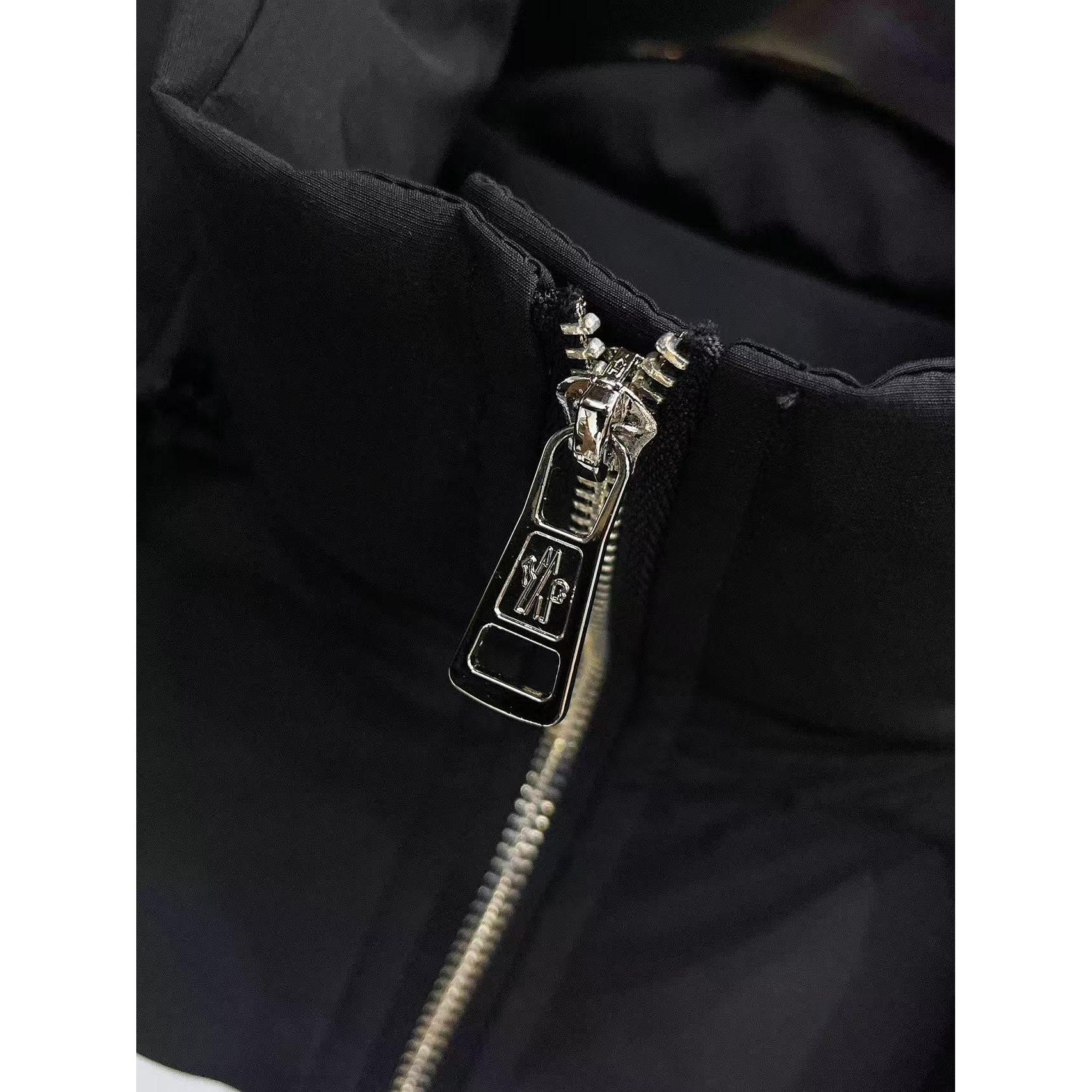 <p>MONCLER 秋冬新款羽绒服(黑)</p>