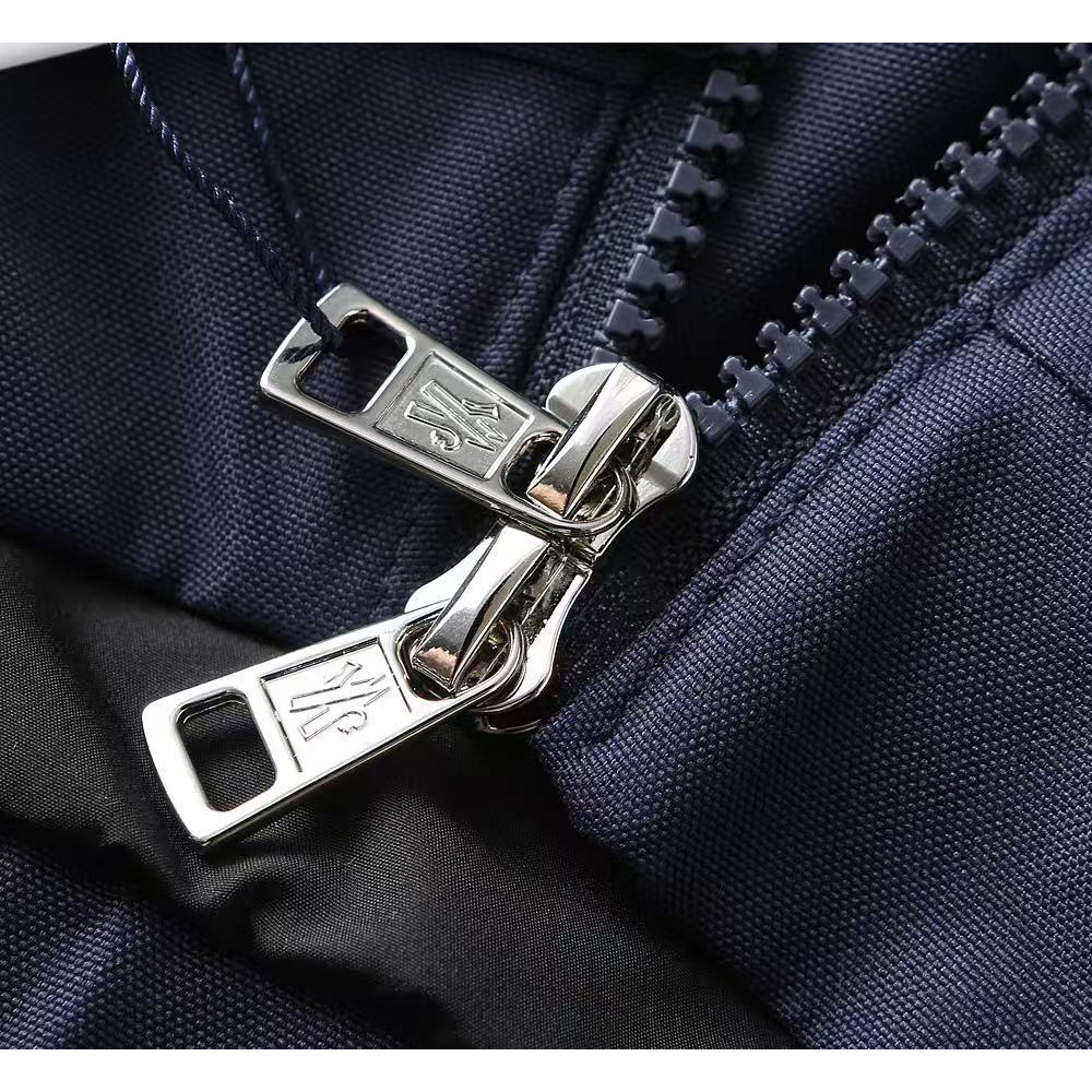 <p>MONCLER&nbsp;男士夹克外套(800858)</p>