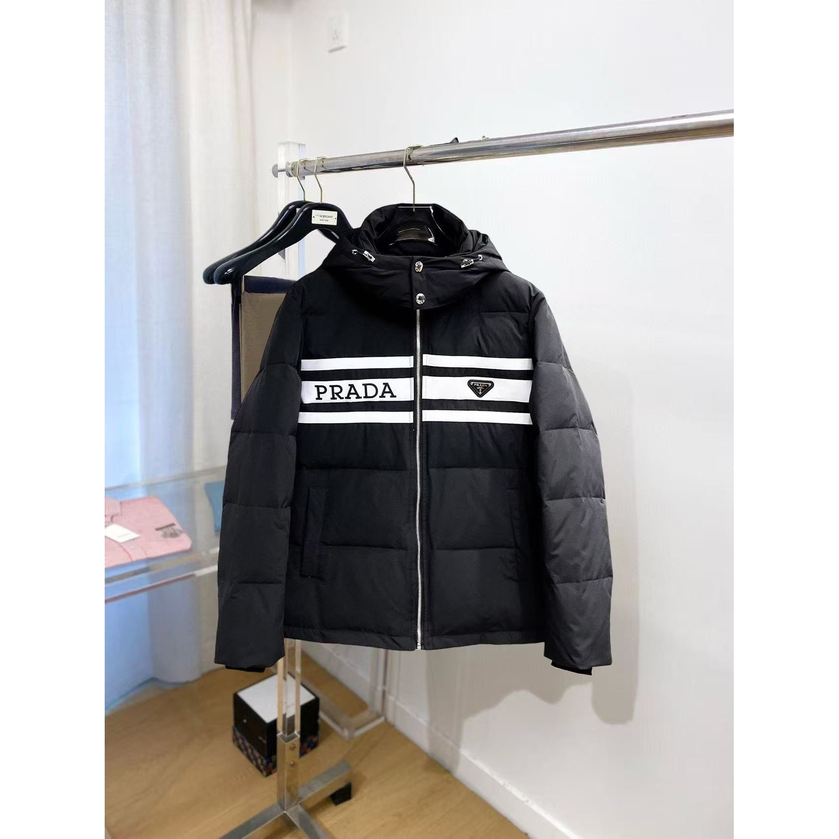 <p>PRADA 秋冬新款羽绒服(黑)</p>