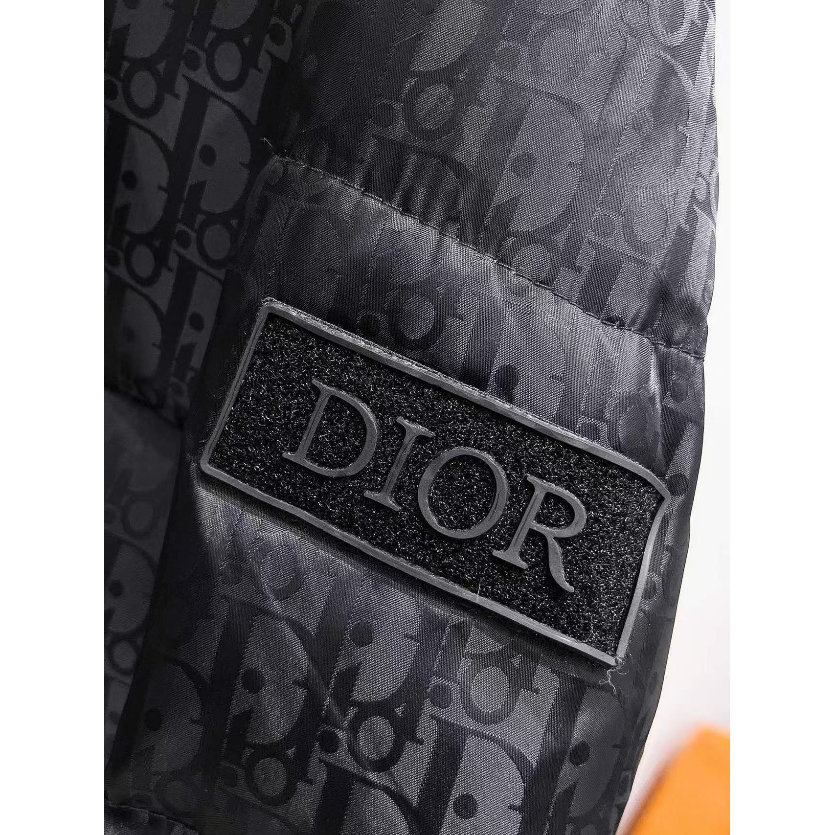 <p>DIOR&nbsp;秋冬新款羽绒服(黑)</p>