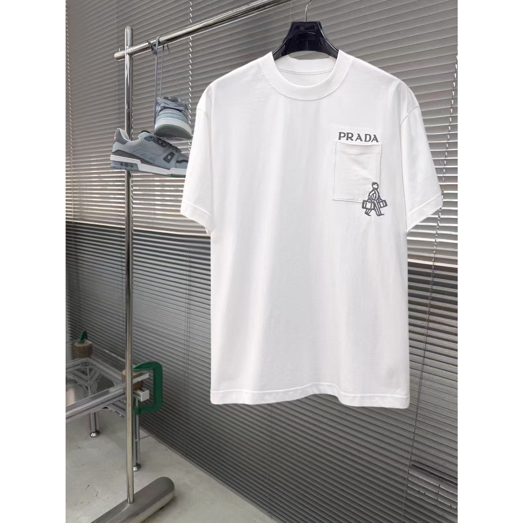 <p>PRADA 专柜新款短袖T恤(白)</p>
