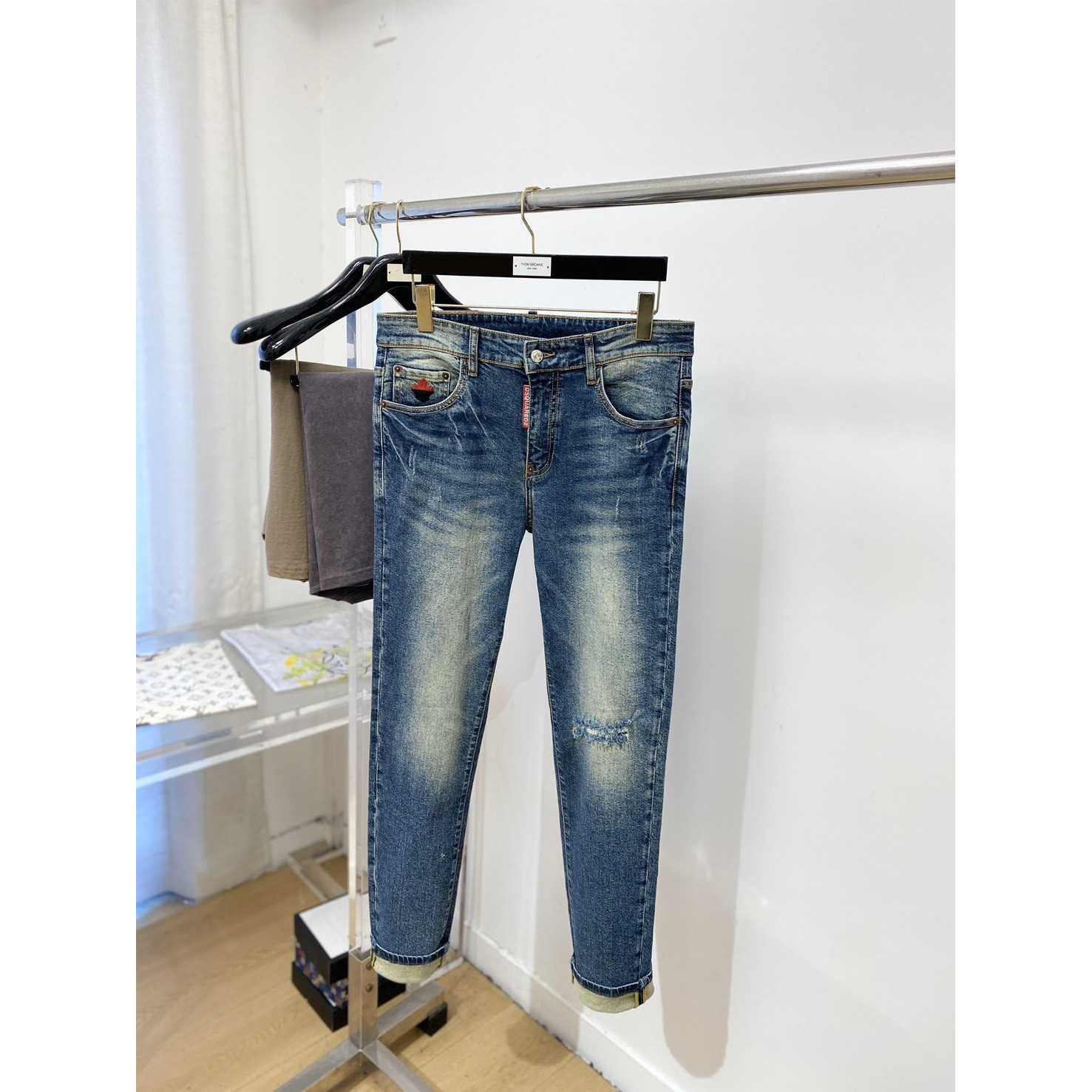 <p>DSQUARED2&nbsp;休闲牛仔裤</p>