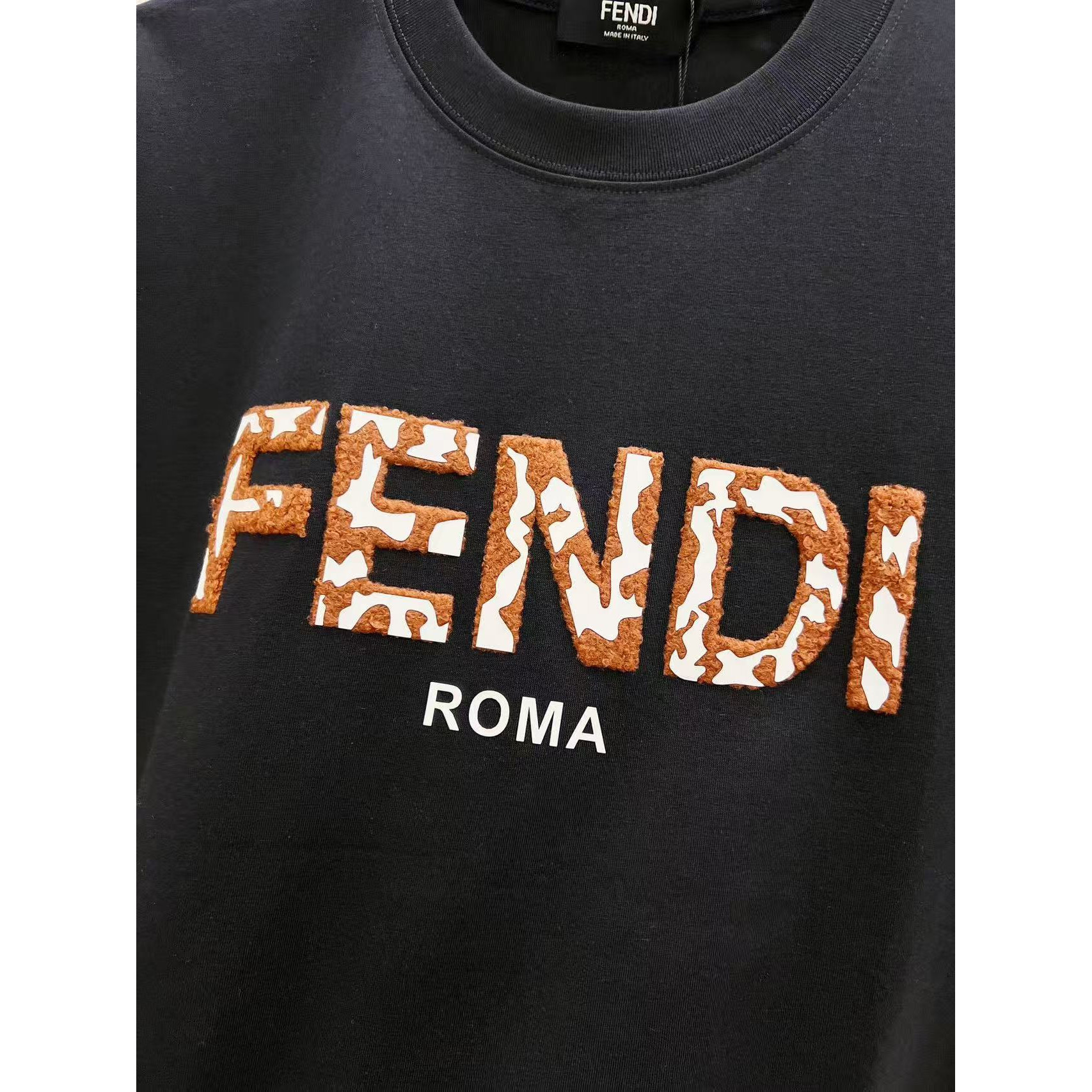 <p>FENDI 毛绒厚板字母短袖(黑)</p>