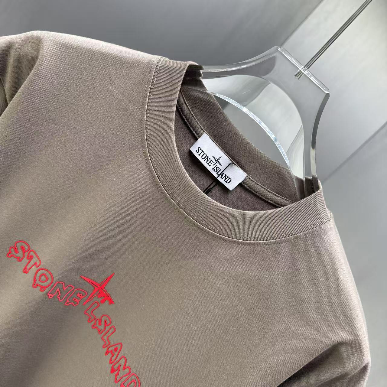 <p>Stone Island 短袖T恤(棕色紅標)</p>