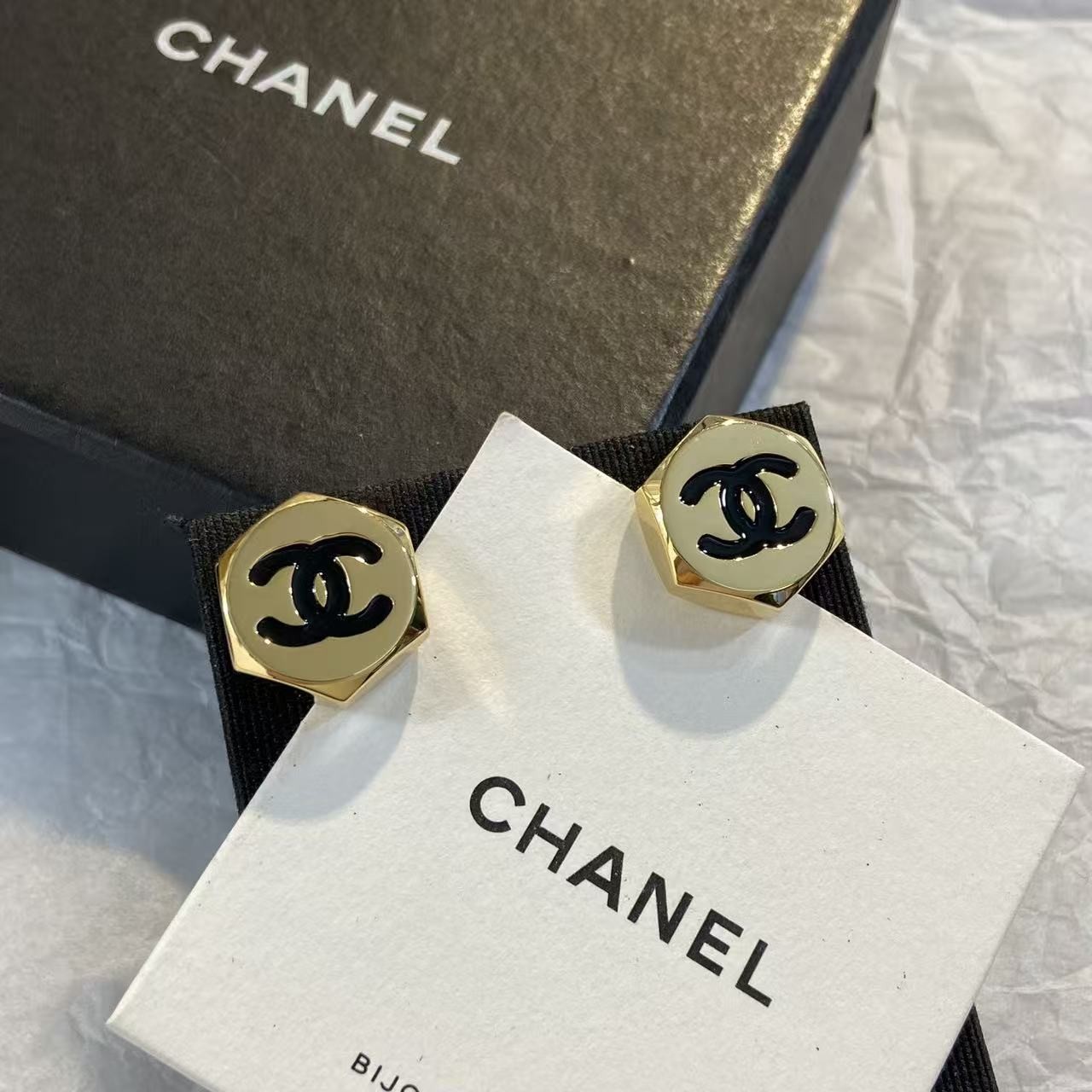 <p>CHANEL 金色六边形耳钉</p>