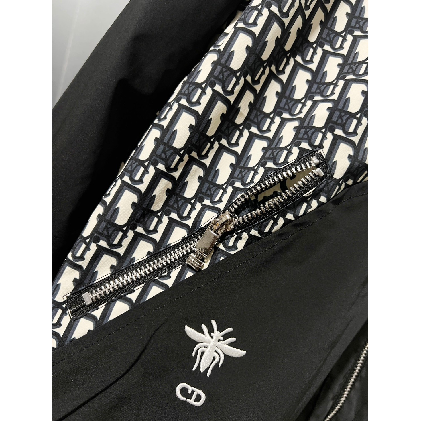 <p>DIOR 双面穿夹克外套(黑)</p>