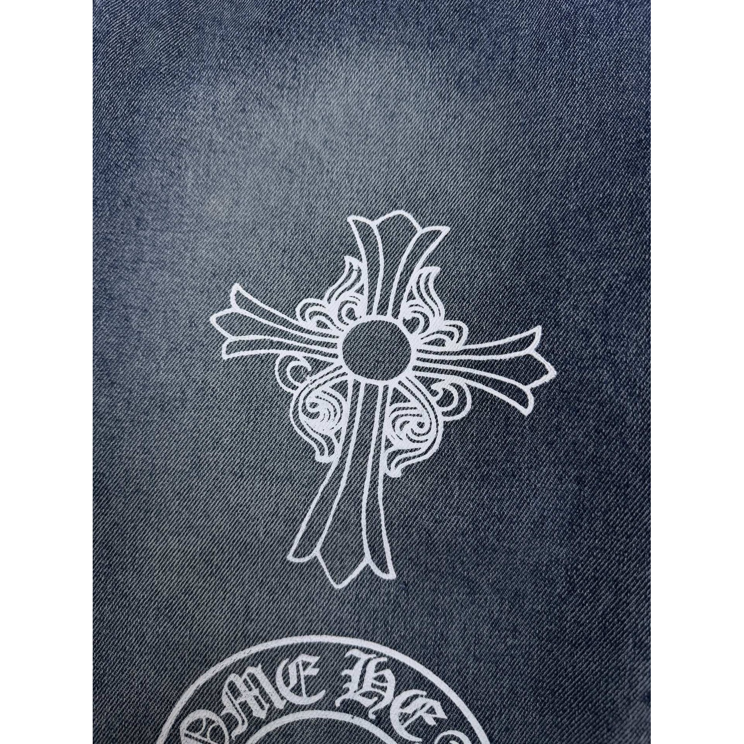 <p>CHROME HEARTS 马蹄十字架印花情侣款水洗宽松牛仔裤((藍)</p>