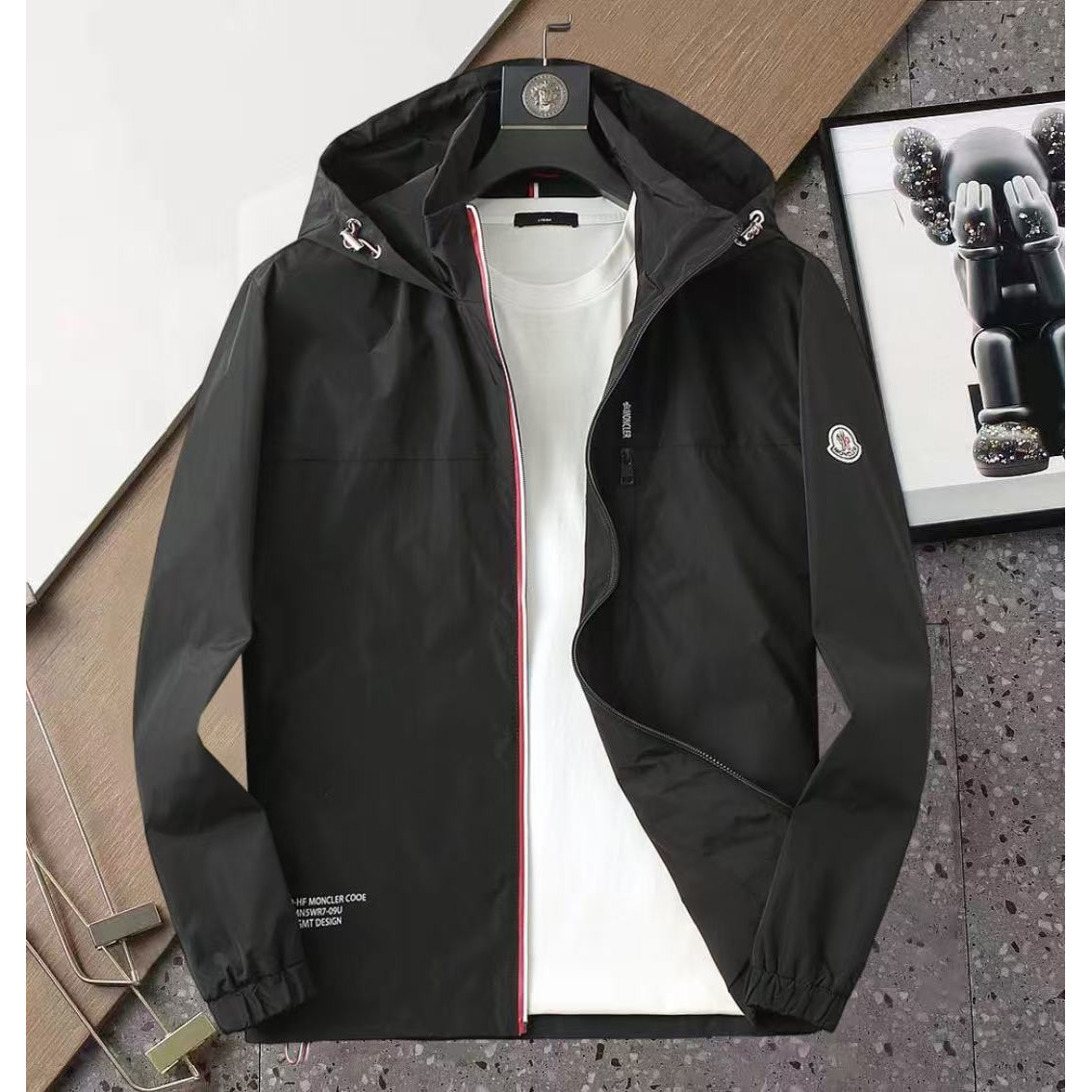 <p>MONCLER 男士夹克外套(黑)<br />
&nbsp;</p>