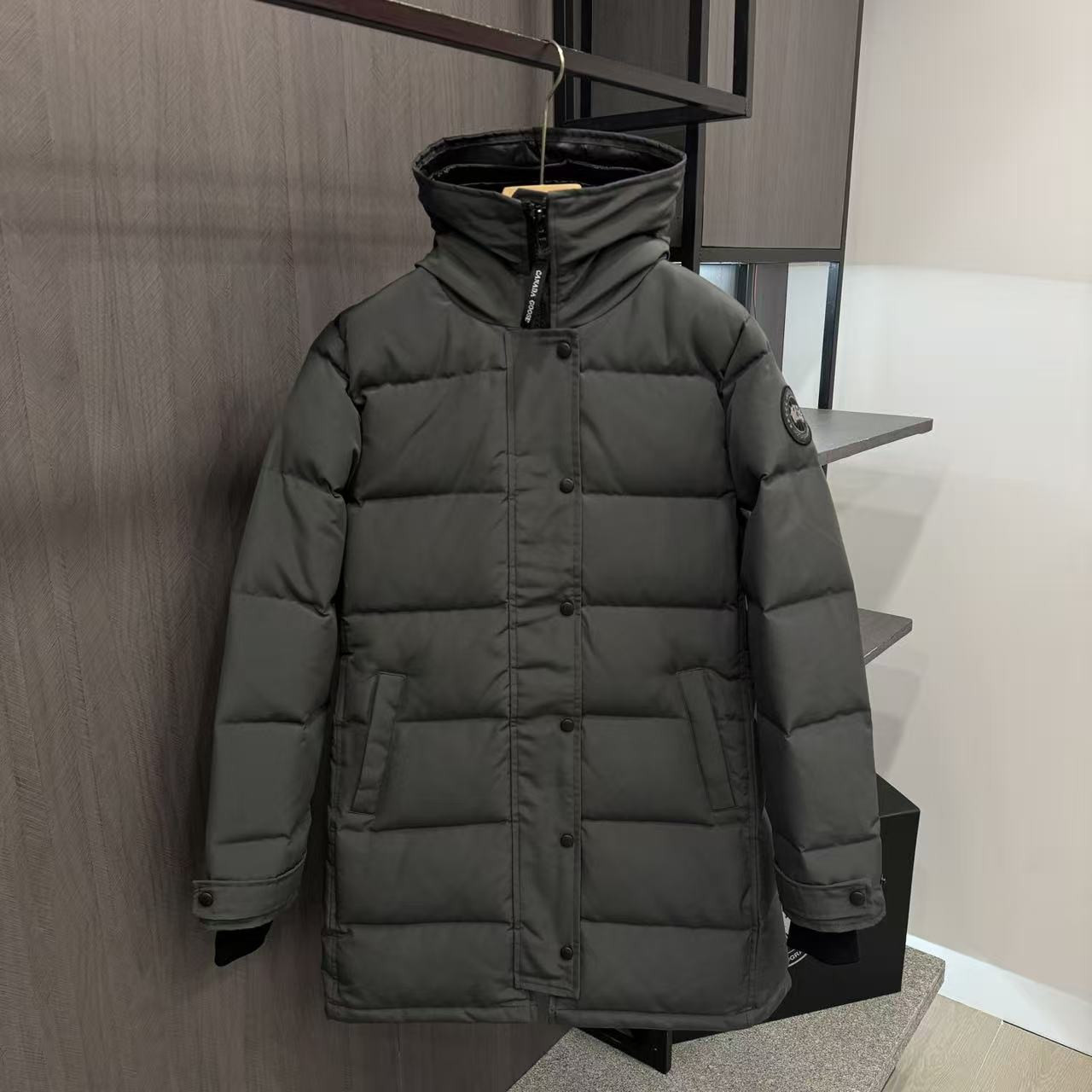 <p>Canada Goose Shelburn*派克大衣羽绒服(灰色黑標)</p>