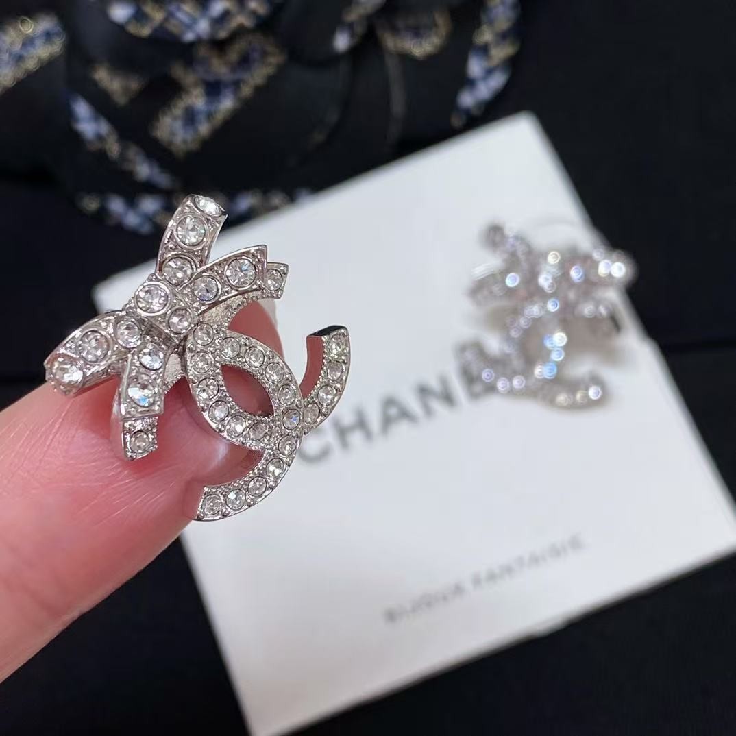 <p>CHANEL&nbsp;蝴蝶结双c耳钉</p>