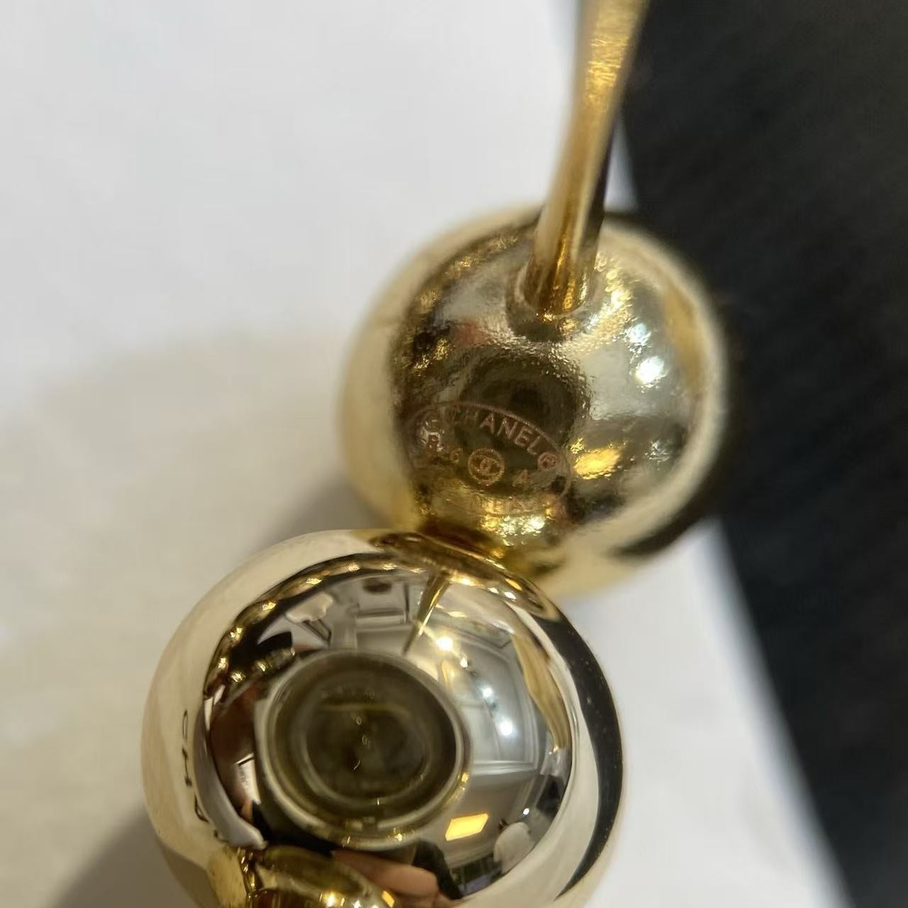 <p>CHANEL 金色球形耳环​​</p>