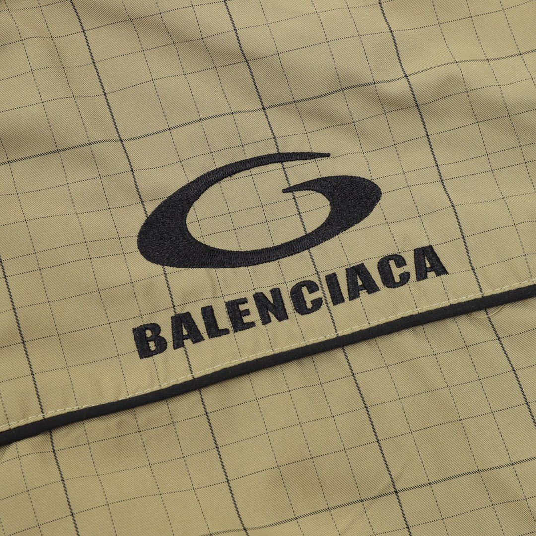<p>Balenciaga 刺绣立领半拉链格纹夹克外套</p>