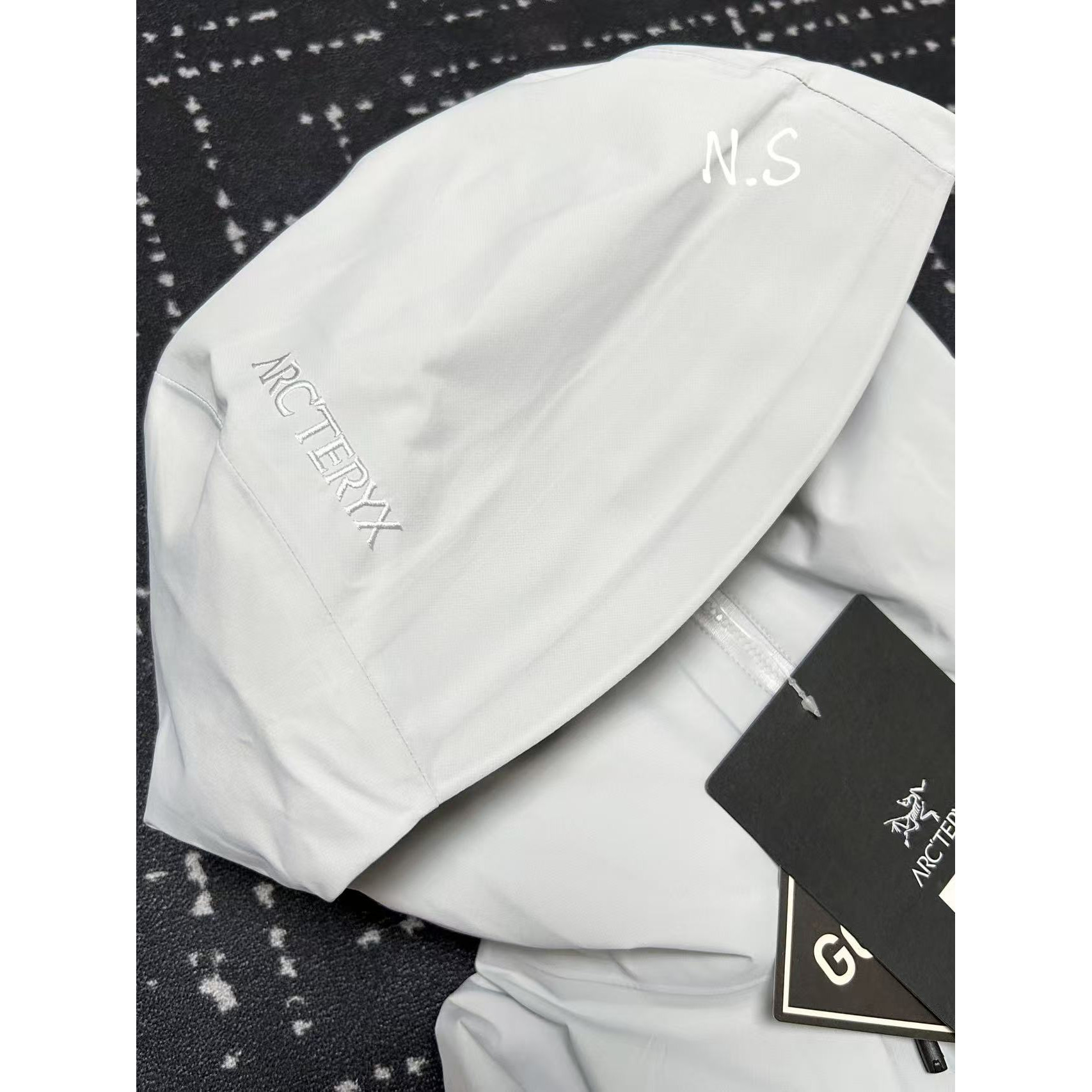 <p>Arc'teryx SL硬壳冲锋衣(隐秘灰)</p>