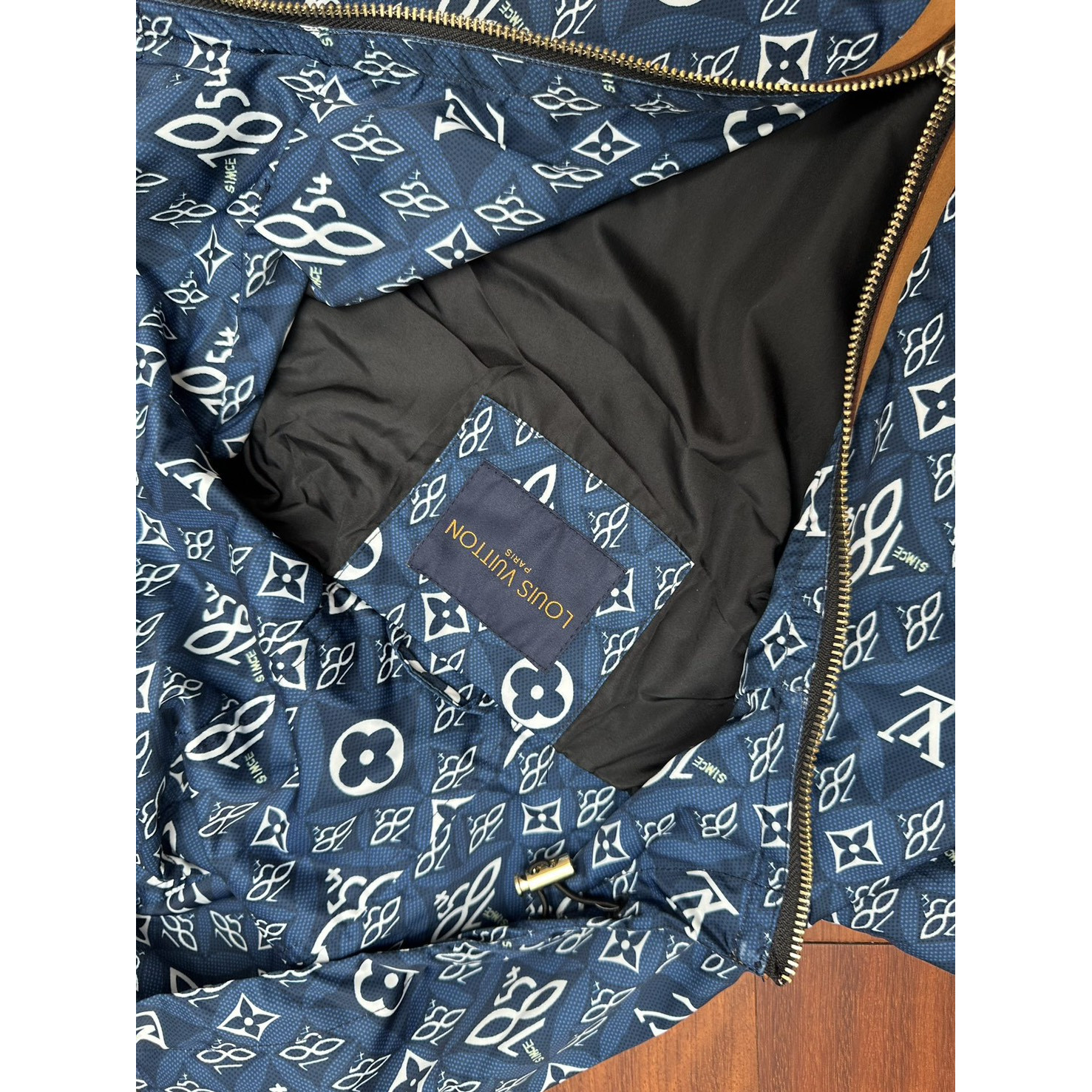 <p>LOUIS VUITTON 满印老花连帽防风夹克</p>