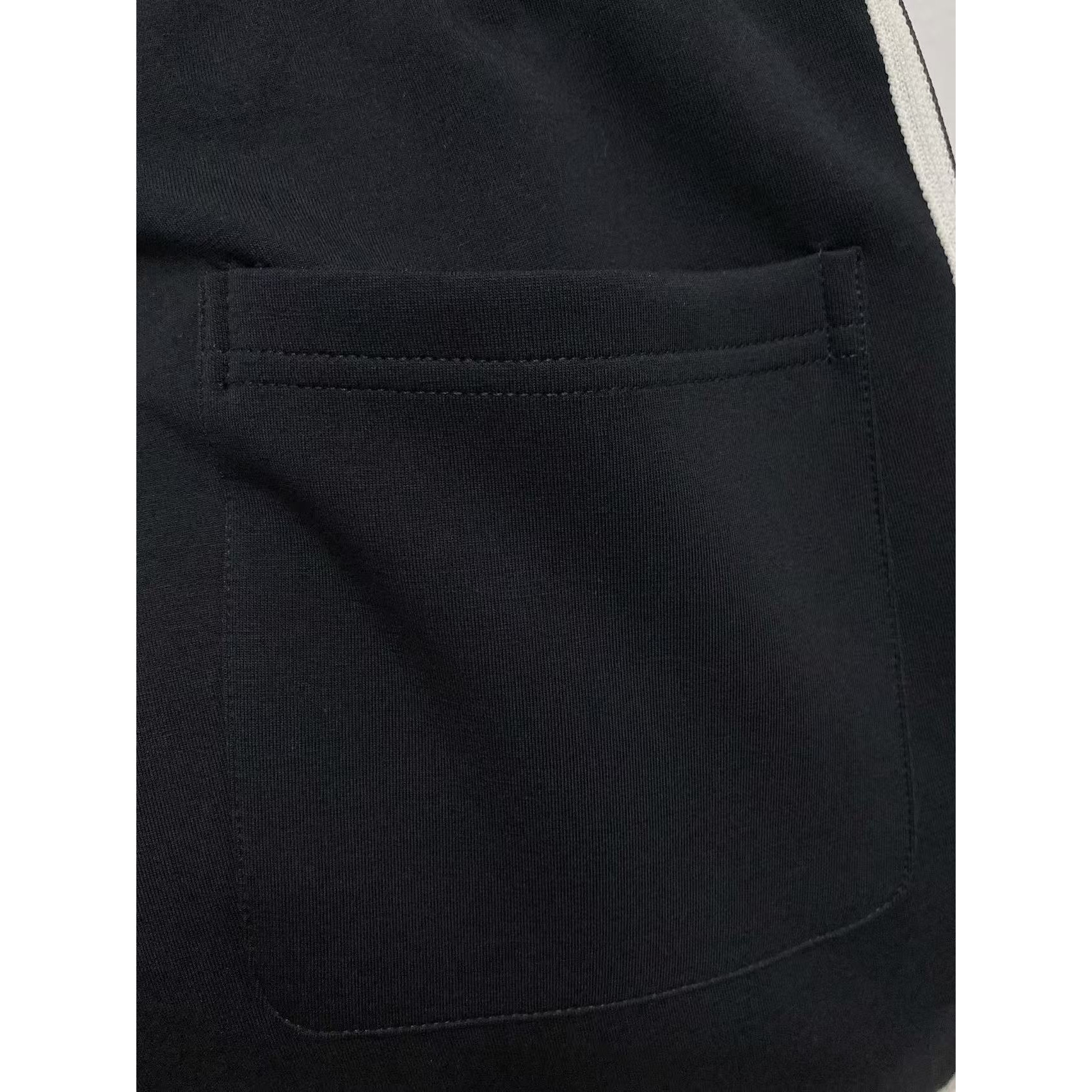 <p>MONCLER 男士长裤(782464)</p>