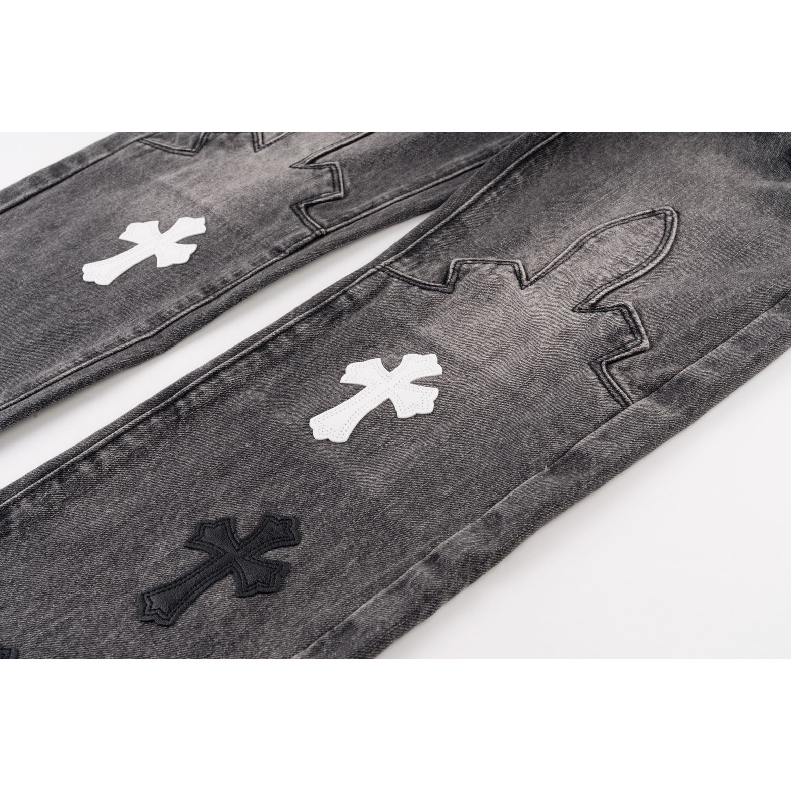 <p>CHROME HEARTS 城市限定火焰黑白贴皮牛仔裤(1566#)</p>