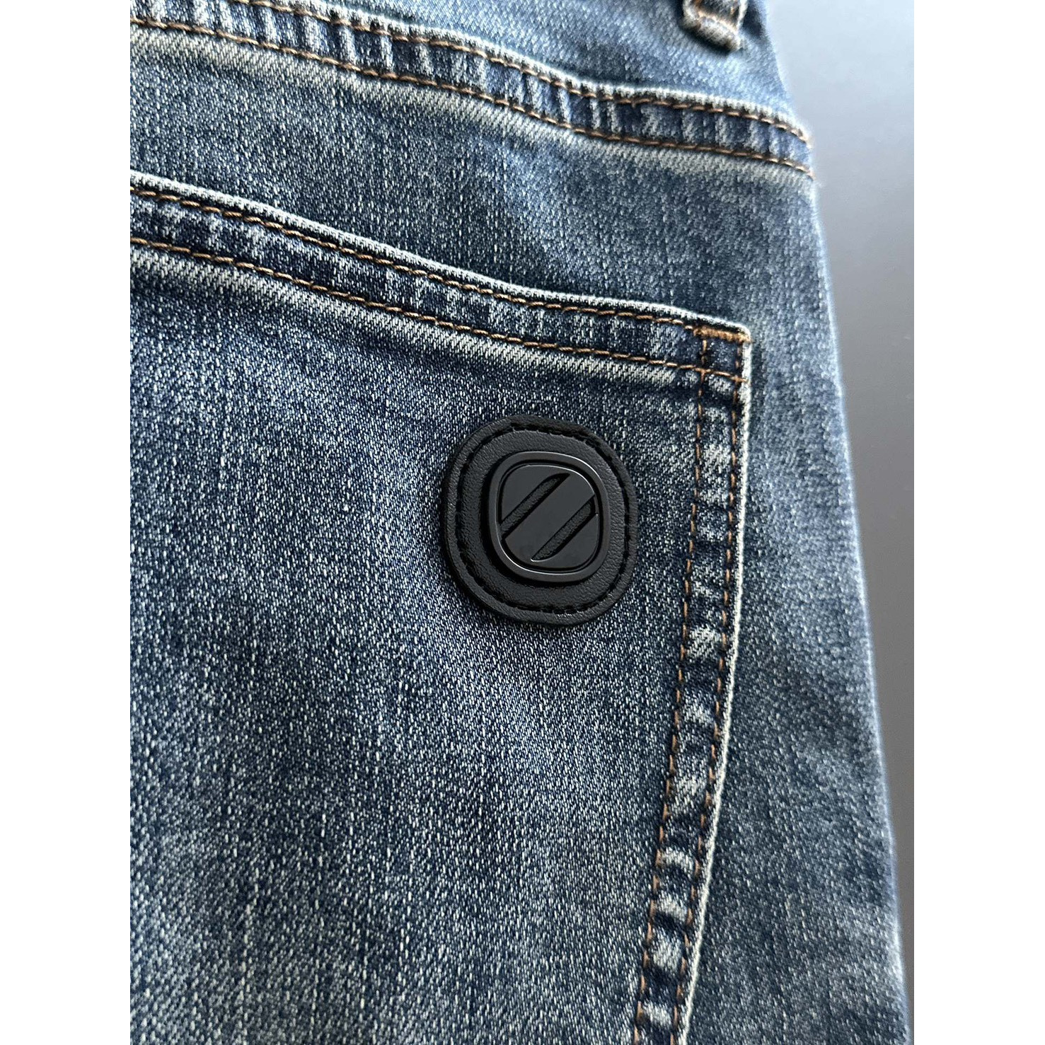 <p>Ermenegildo Zegna 高品质牛仔裤(淺藍)</p>