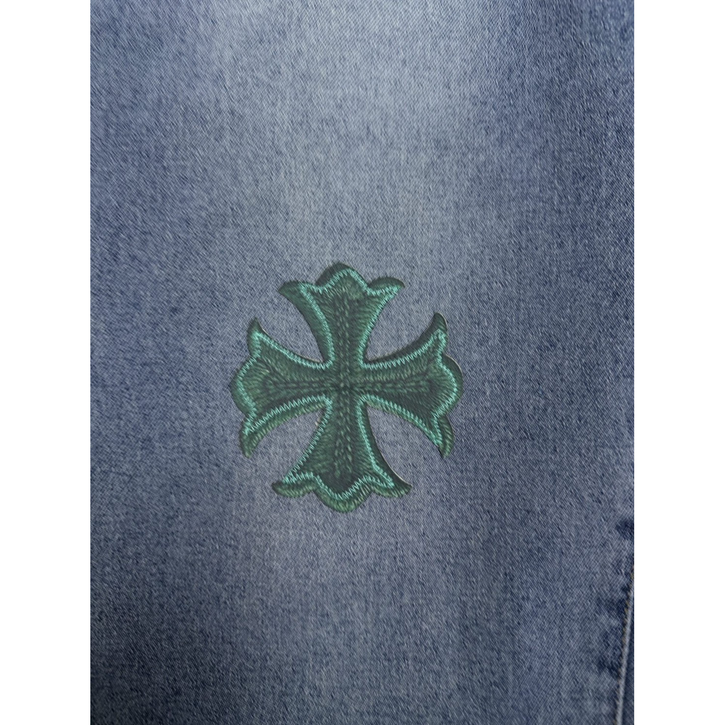 <p>CHROME HEARTS 红绿十字架拼皮情侣款水洗宽松牛仔裤</p>