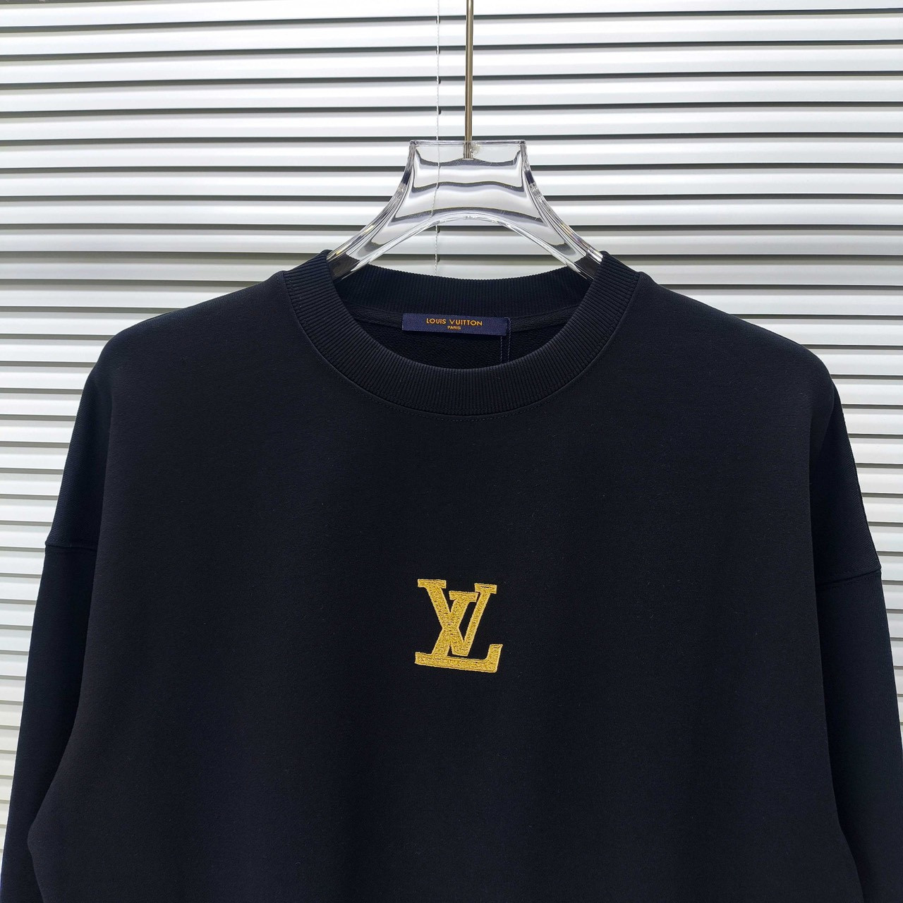 <p>LV&nbsp;圆领长袖卫衣(黑)</p>