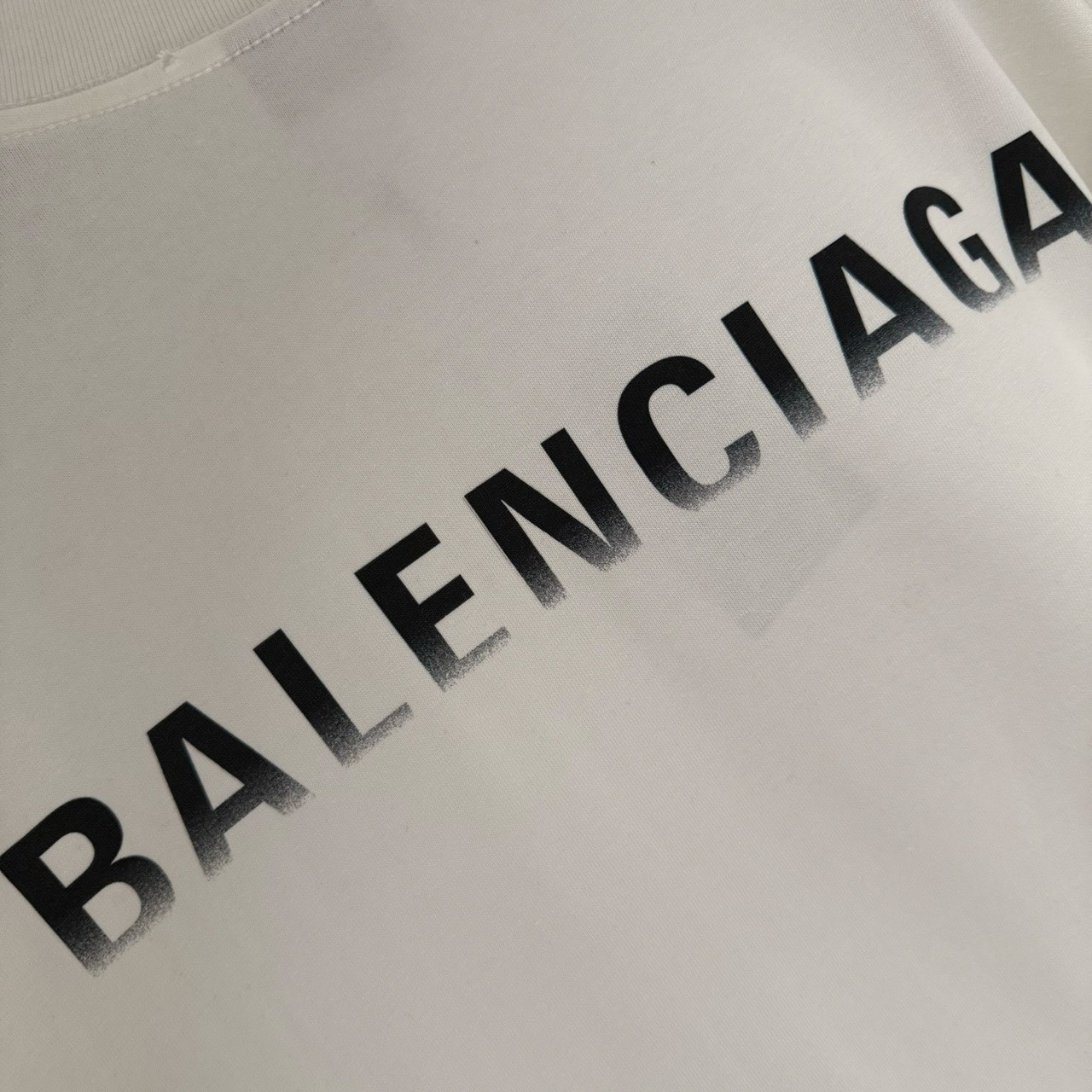 <p>Balenciaga 长袖T恤(白B13)</p>

<p>&nbsp;</p>