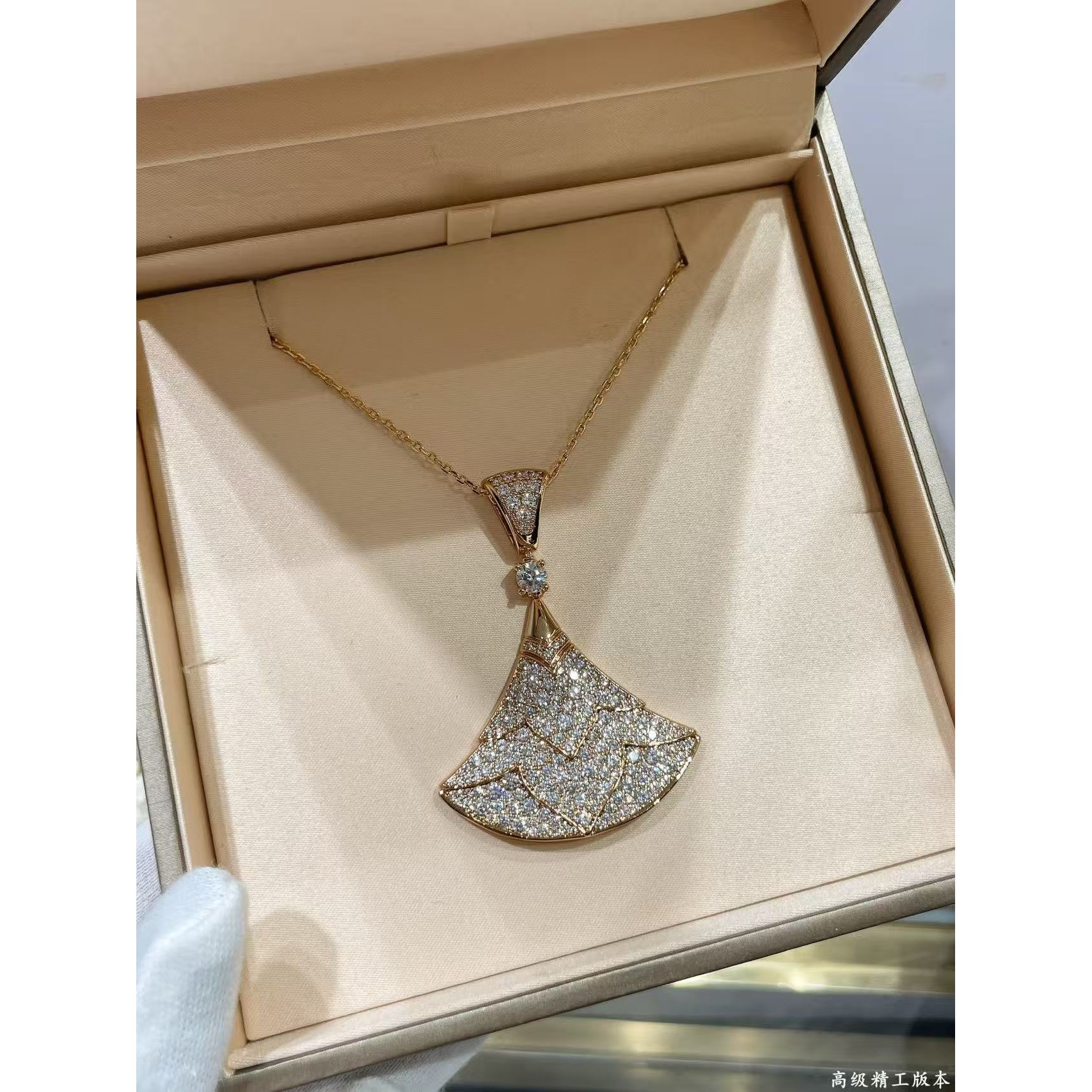 <p>BVLGARI&nbsp; 高级满钻雪山项链</p>