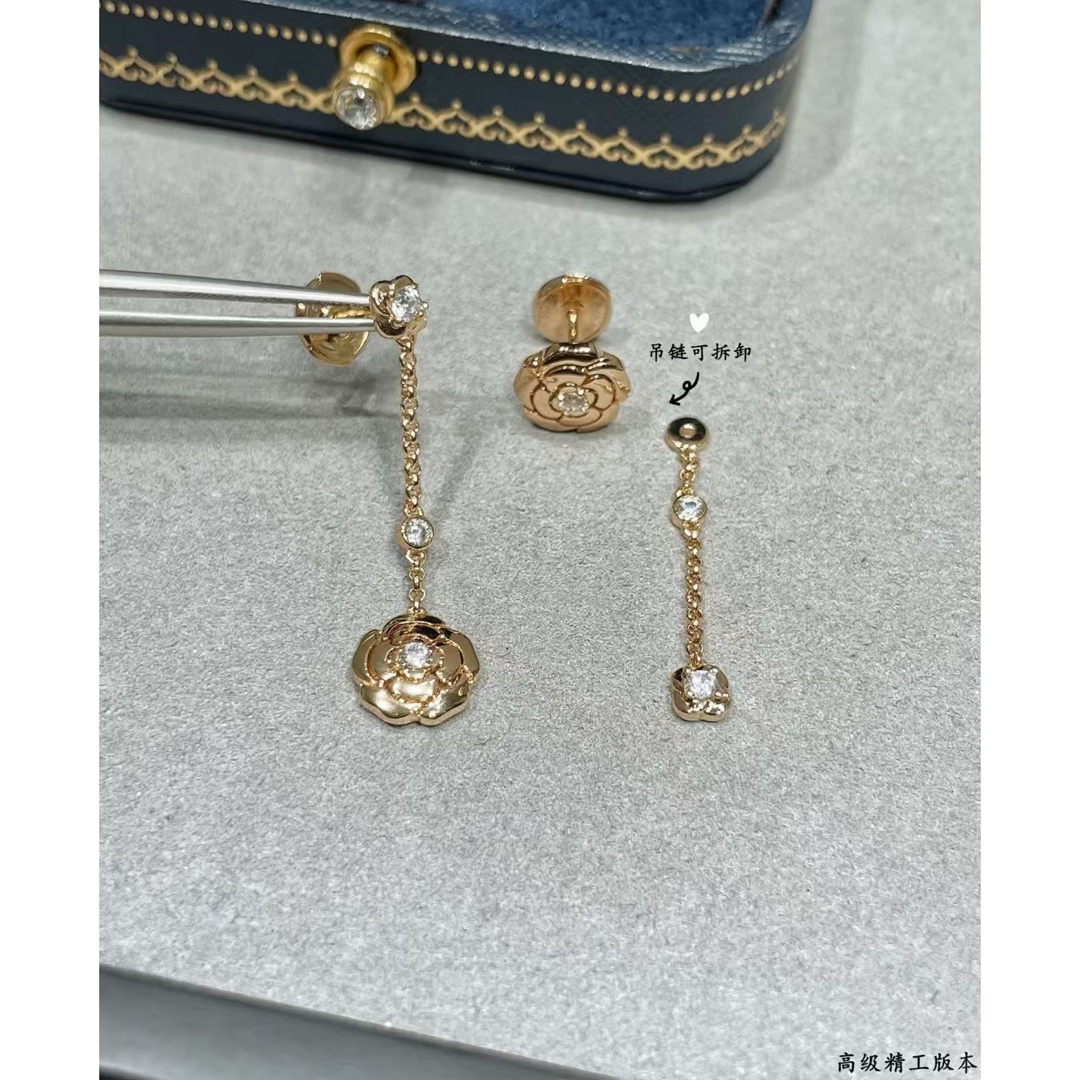 <p>CHANEL&nbsp;AB款茶花吊链耳钉</p>