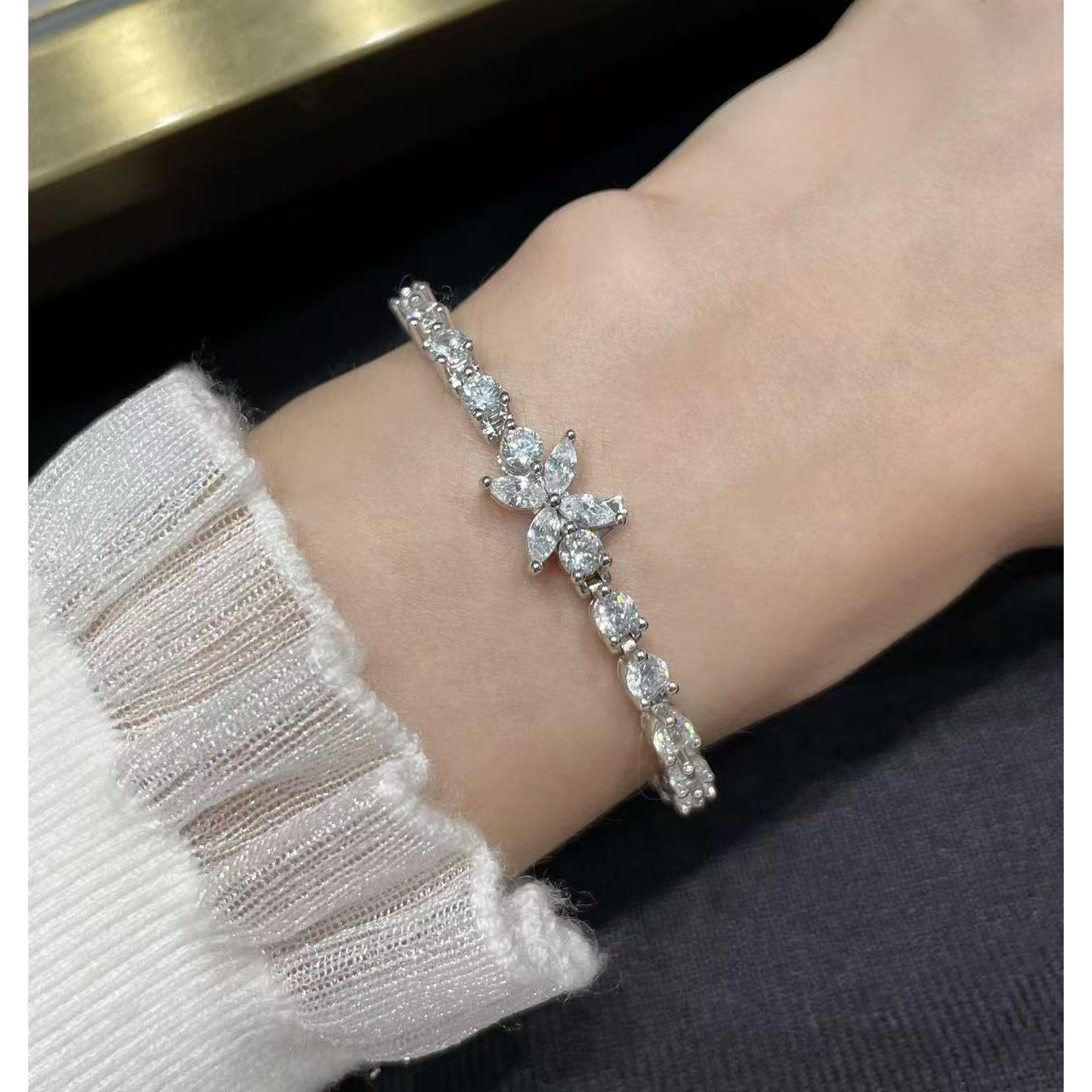 <p>TIFFNY&amp;CO.&nbsp;满钻马眼扣手链</p>
