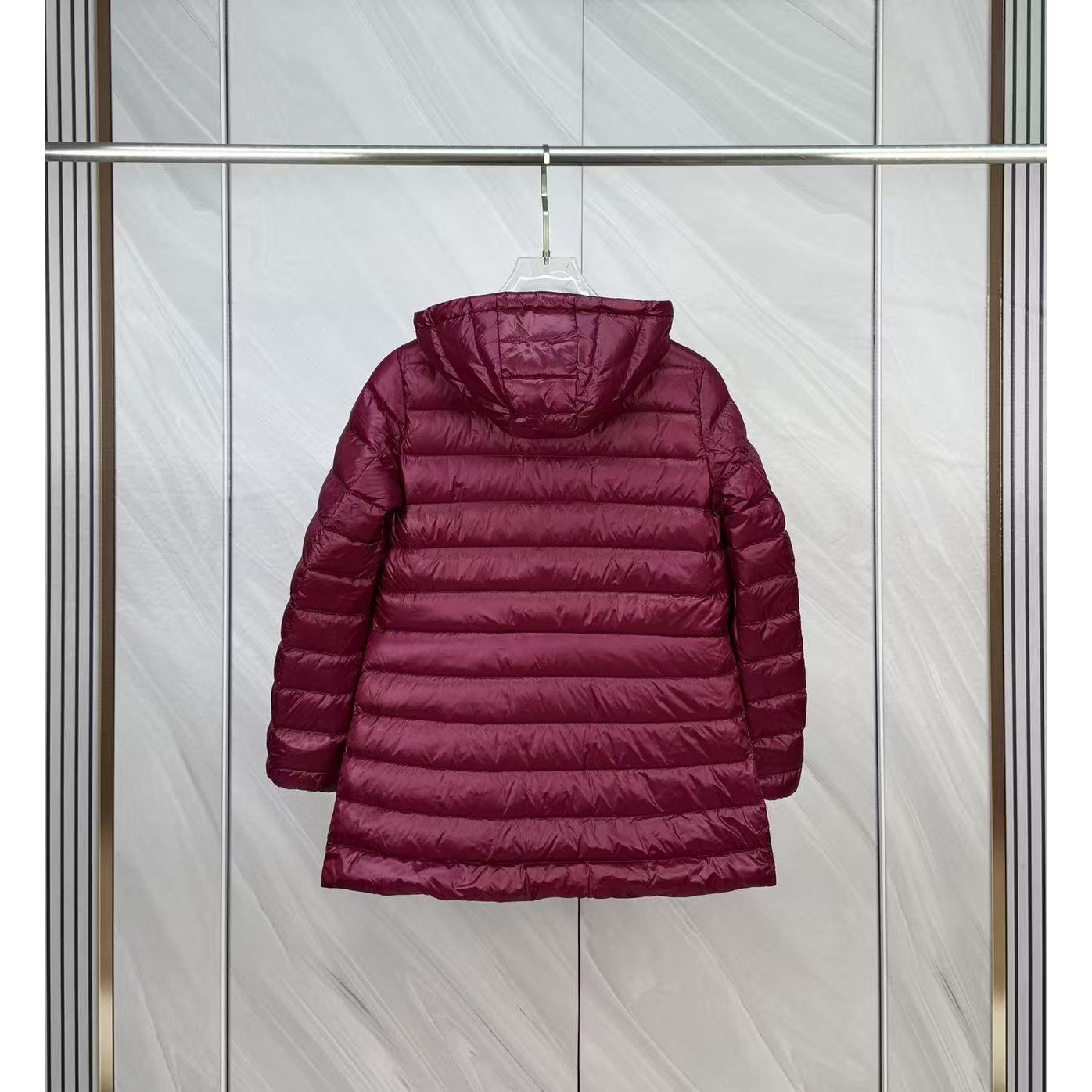<p>Moncler 连帽中长羽绒服(玫紅色)</p>