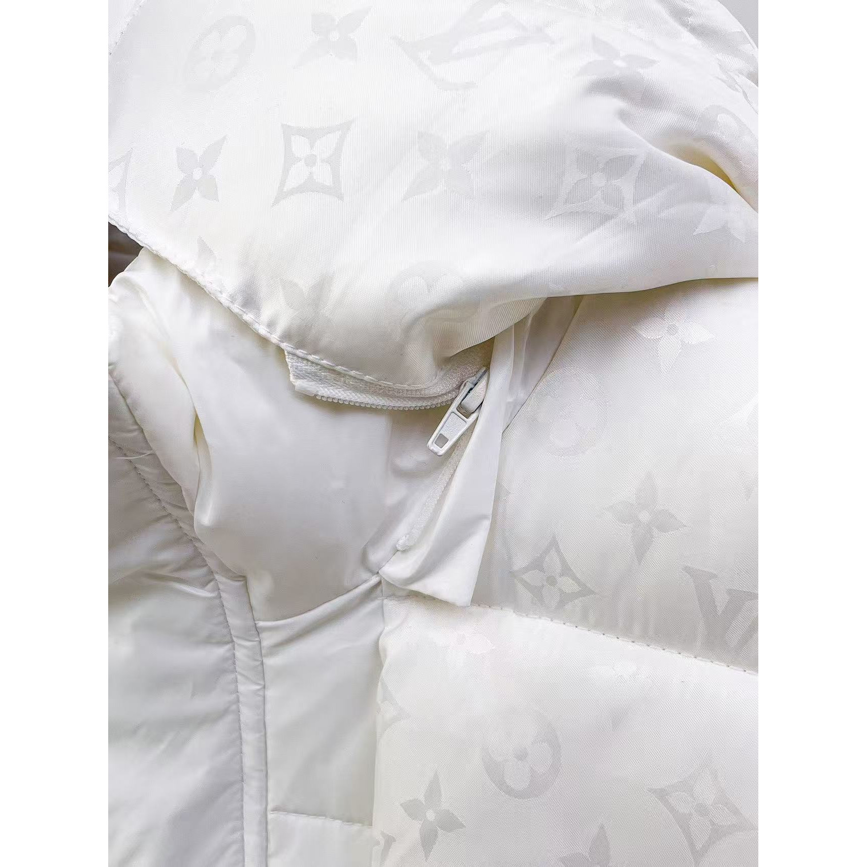 <p>LV 官网款新款羽绒服(白)</p>