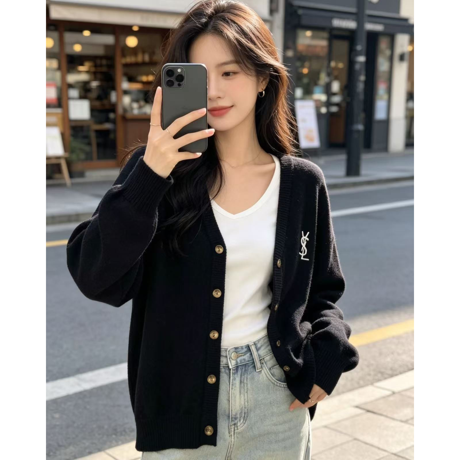 <p>YSL V领单排扣长袖针织开衫(黑)</p>